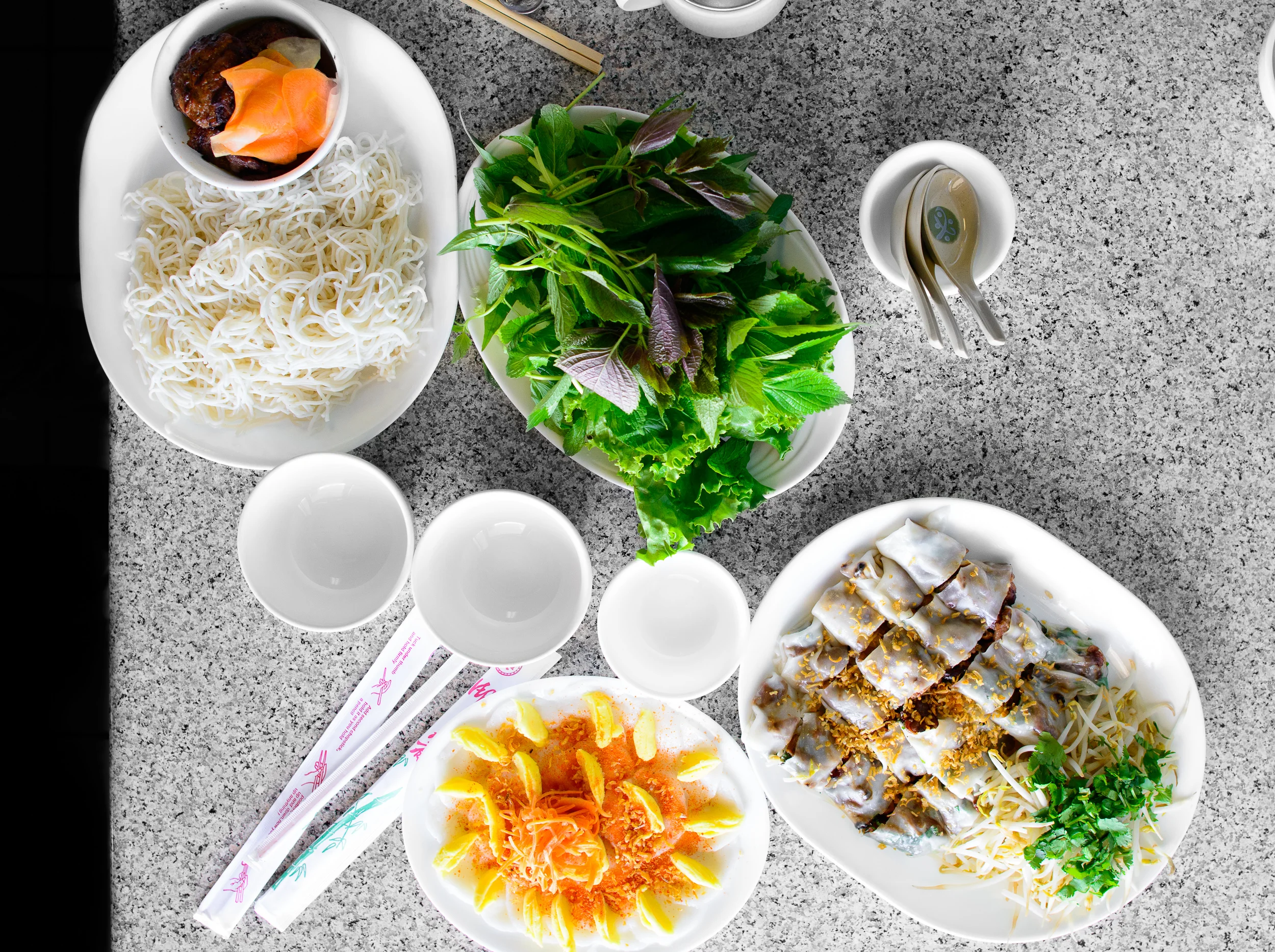 Bánh cuốn thịt nướng, bánh bèo tõm cháy