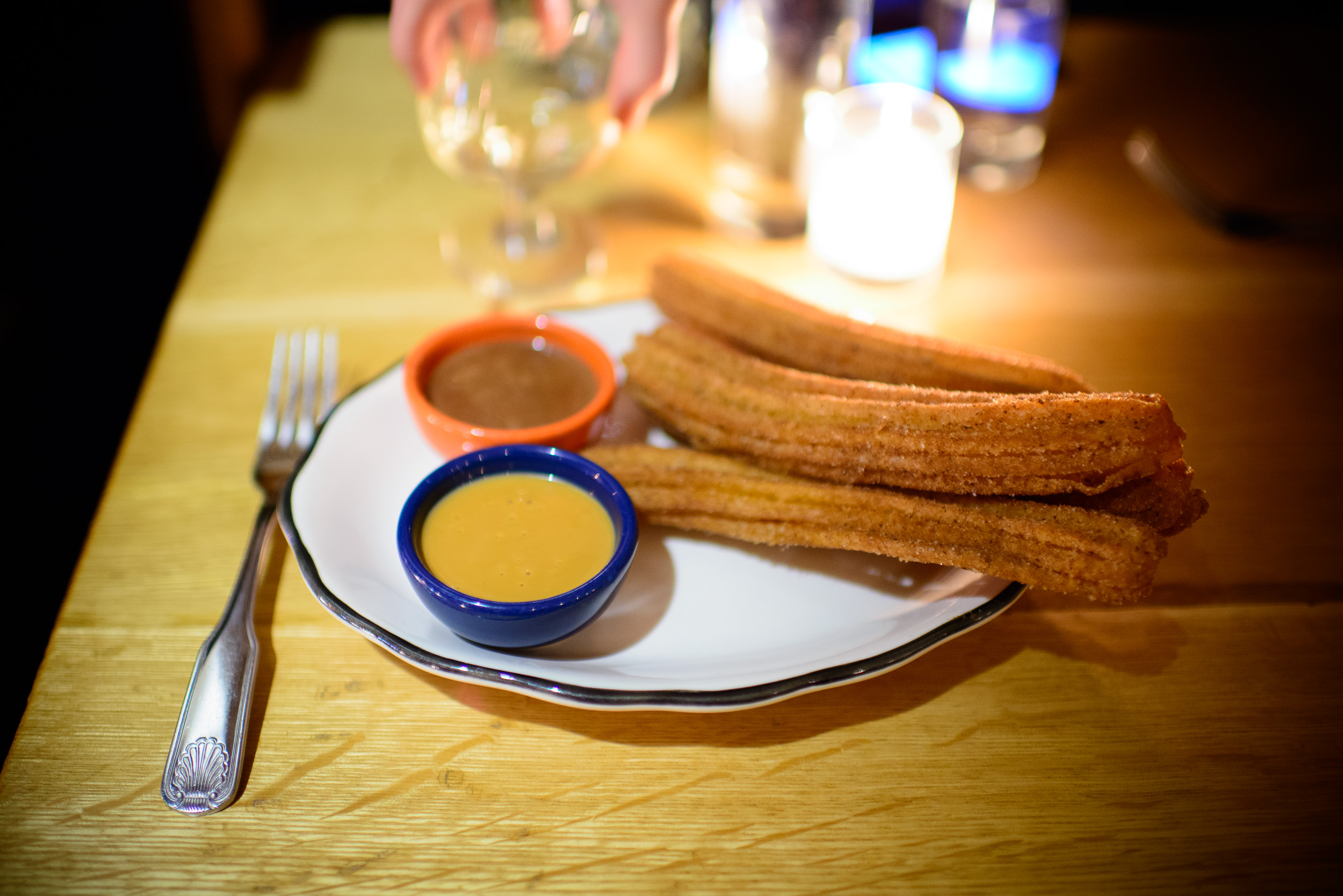 Churros con dulce de leche y chocolate