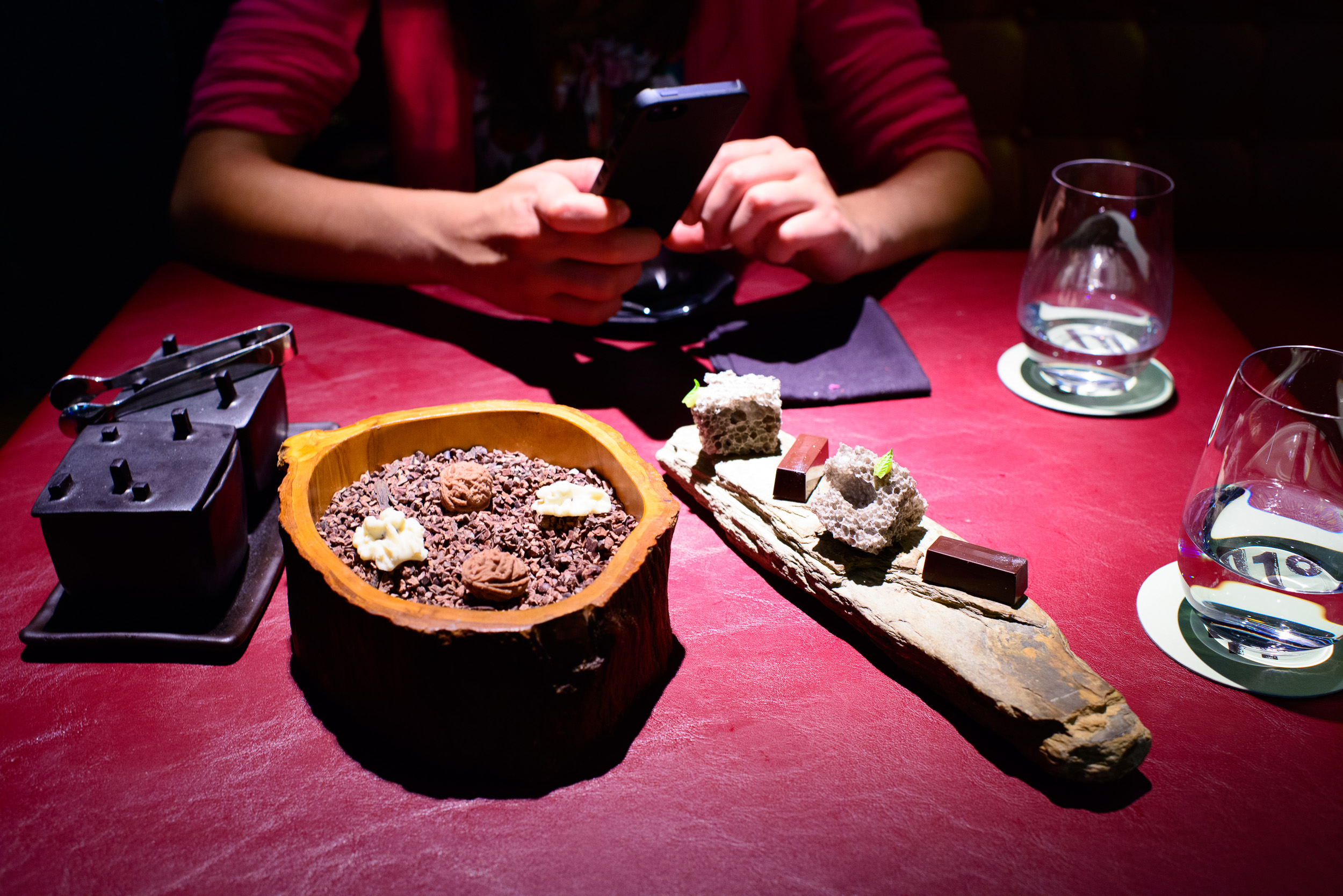 Polvoron de hueso de melecotón, roca mimetica, bombon de lima y