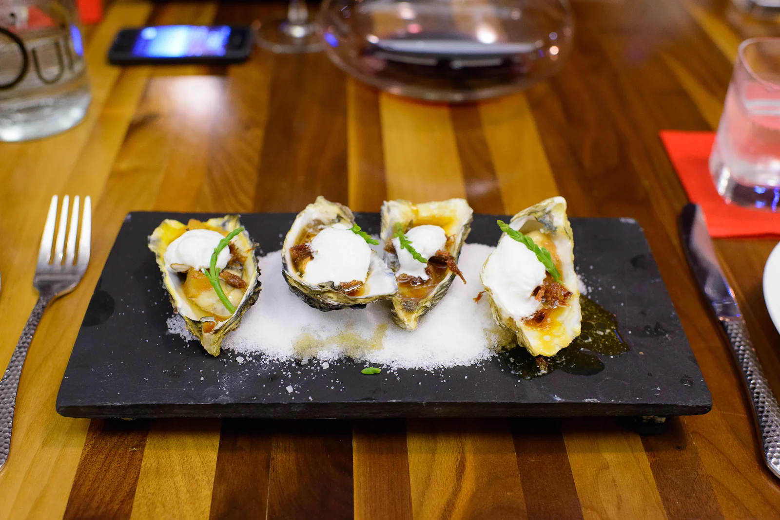 Ostiones del pacífico a la plancha - chicharrón de costilla de
