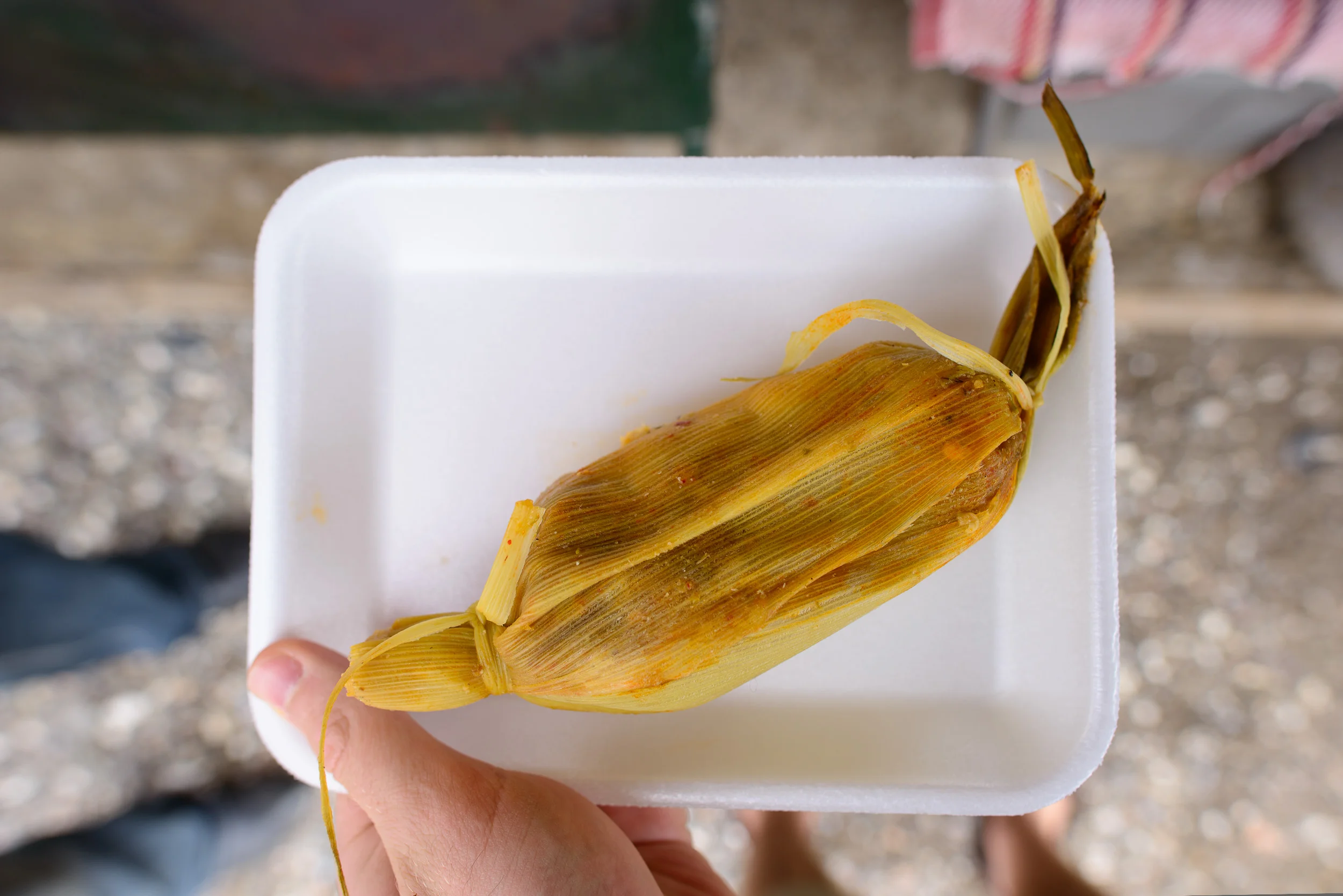 Tamal de camarón con salsa de chile