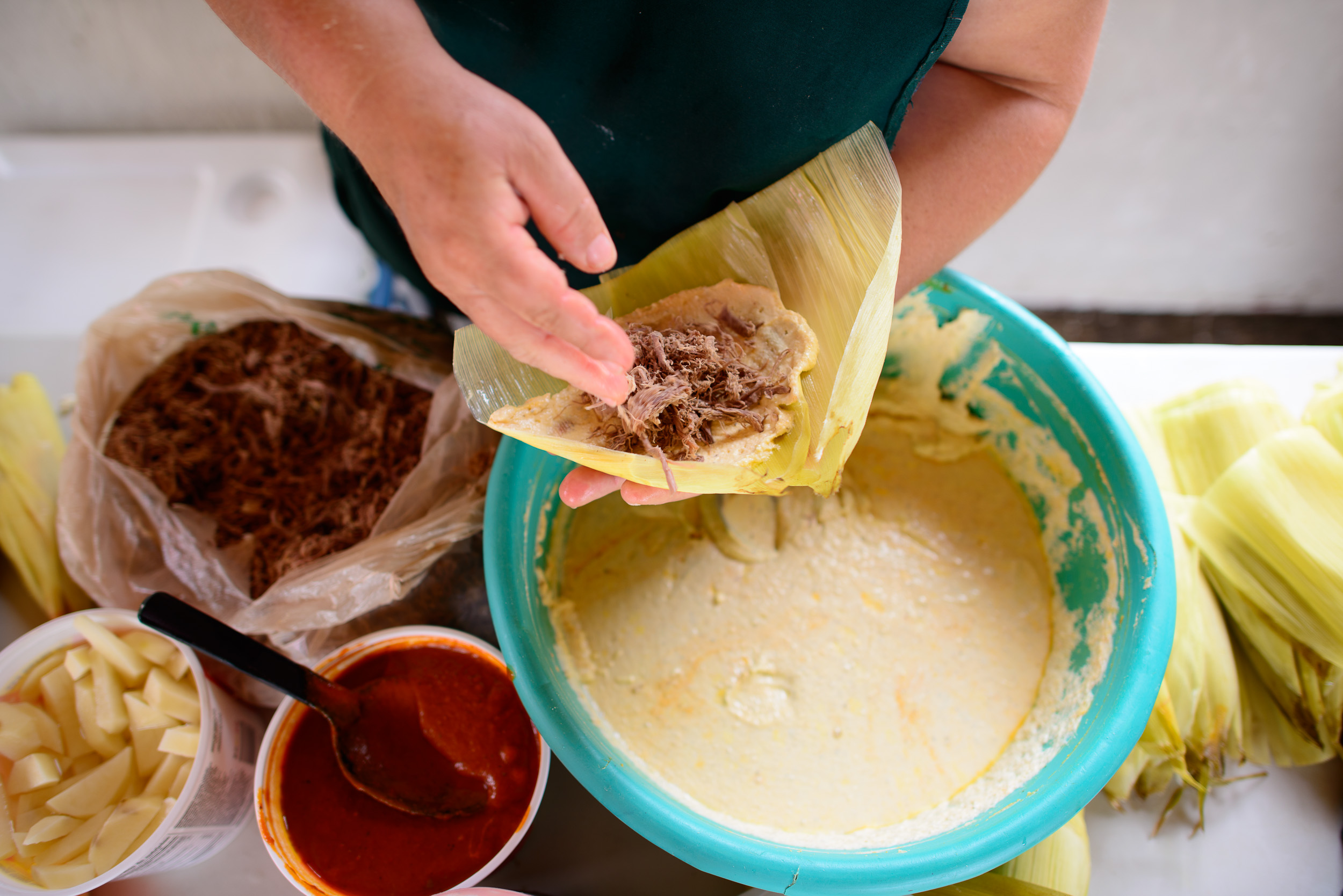 Haciendo un tamal de carne