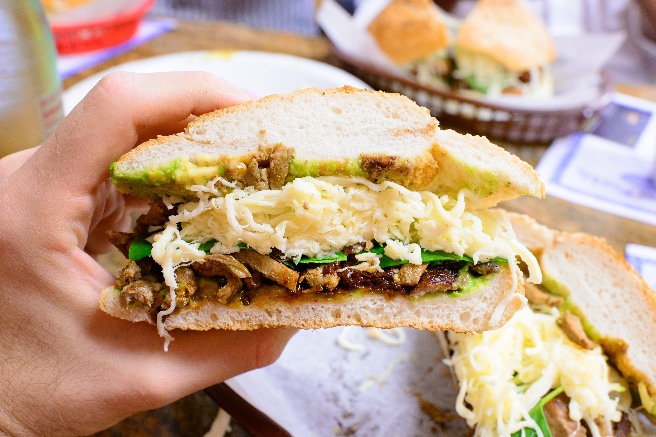 Cemita árabe con pápalo, interior