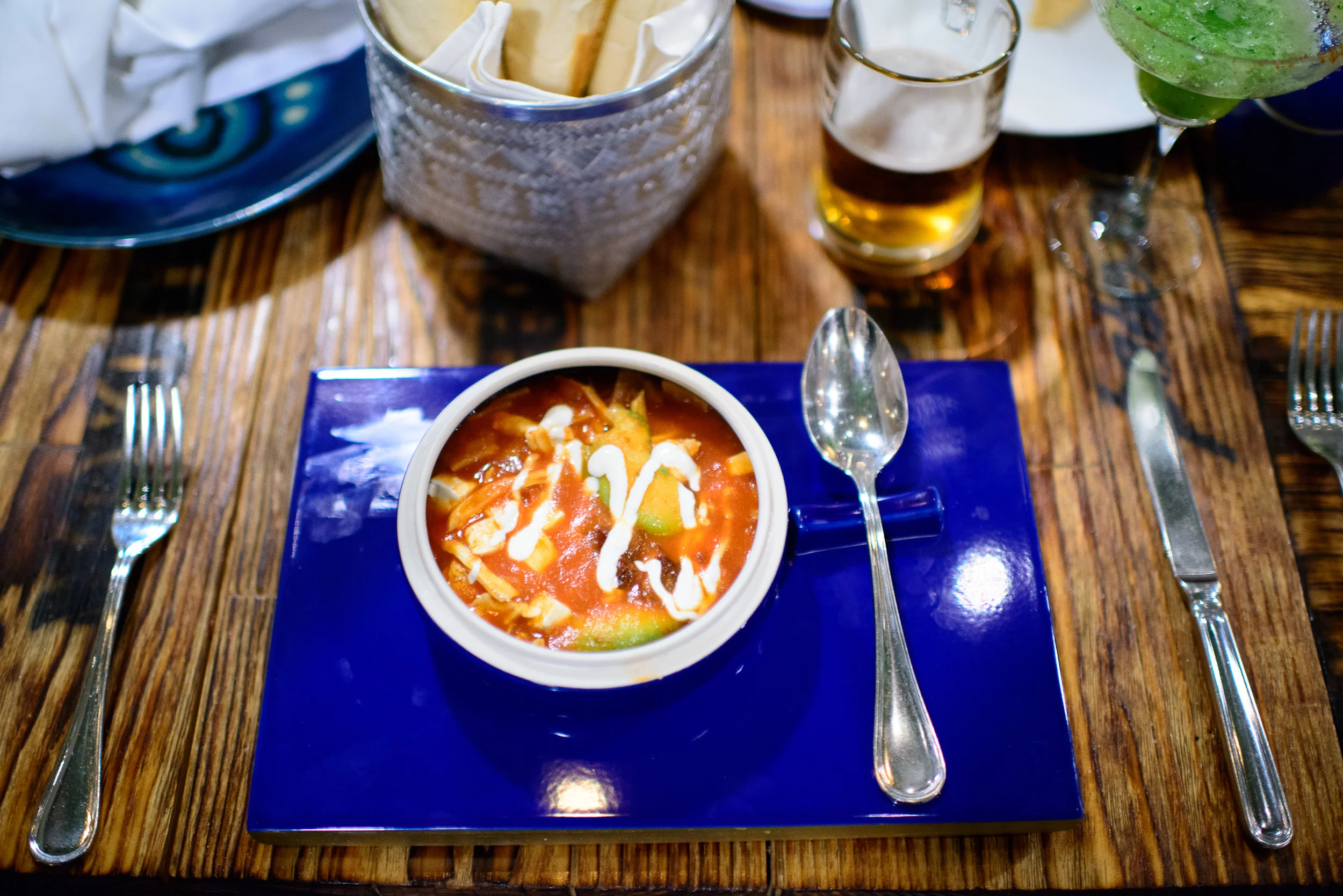 Sopa de tortilla oaxaqueña con aguacate, chipotle, pollo, y cre