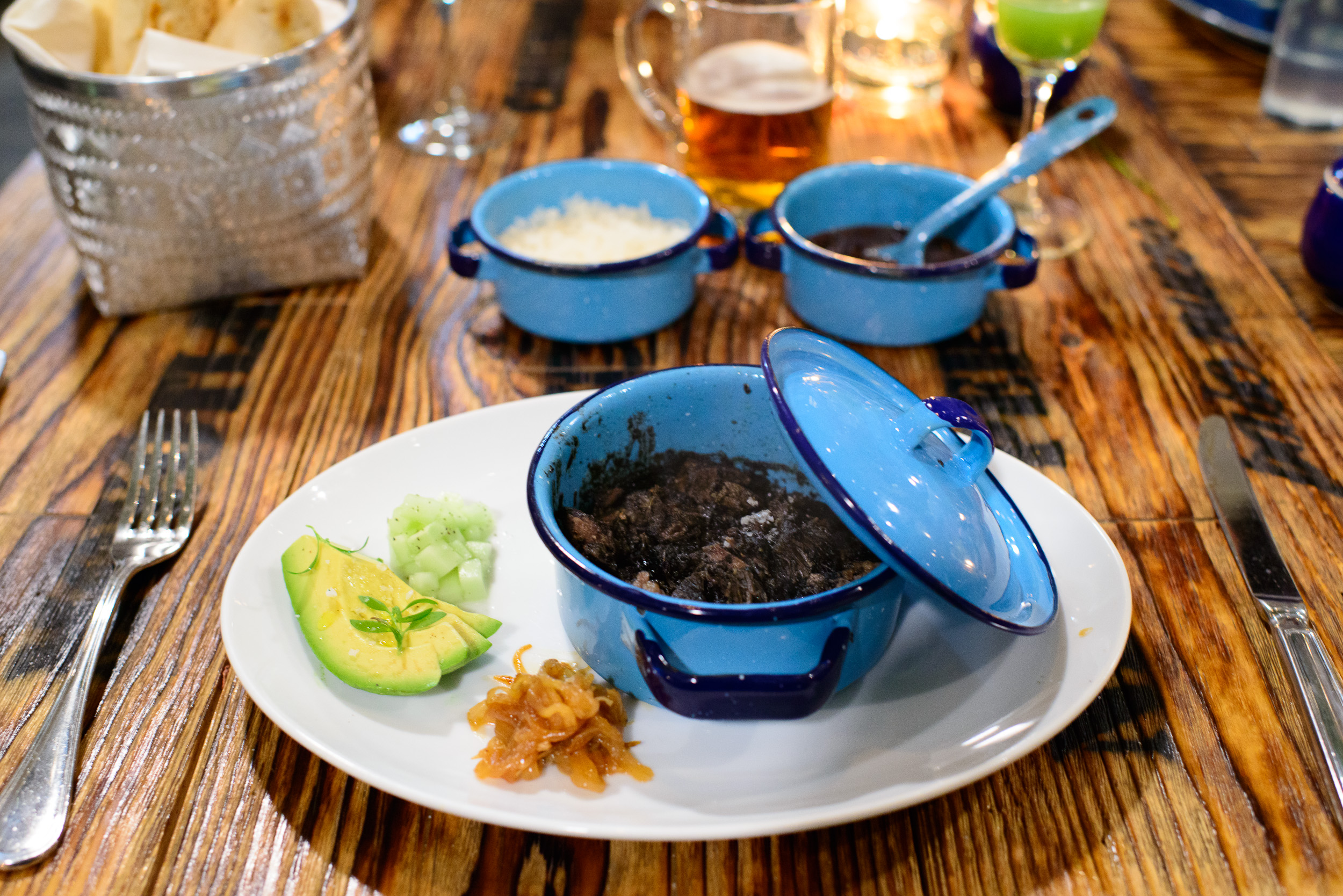 Cazuela de short rib en recado negro con tortillas ($150 MXP)