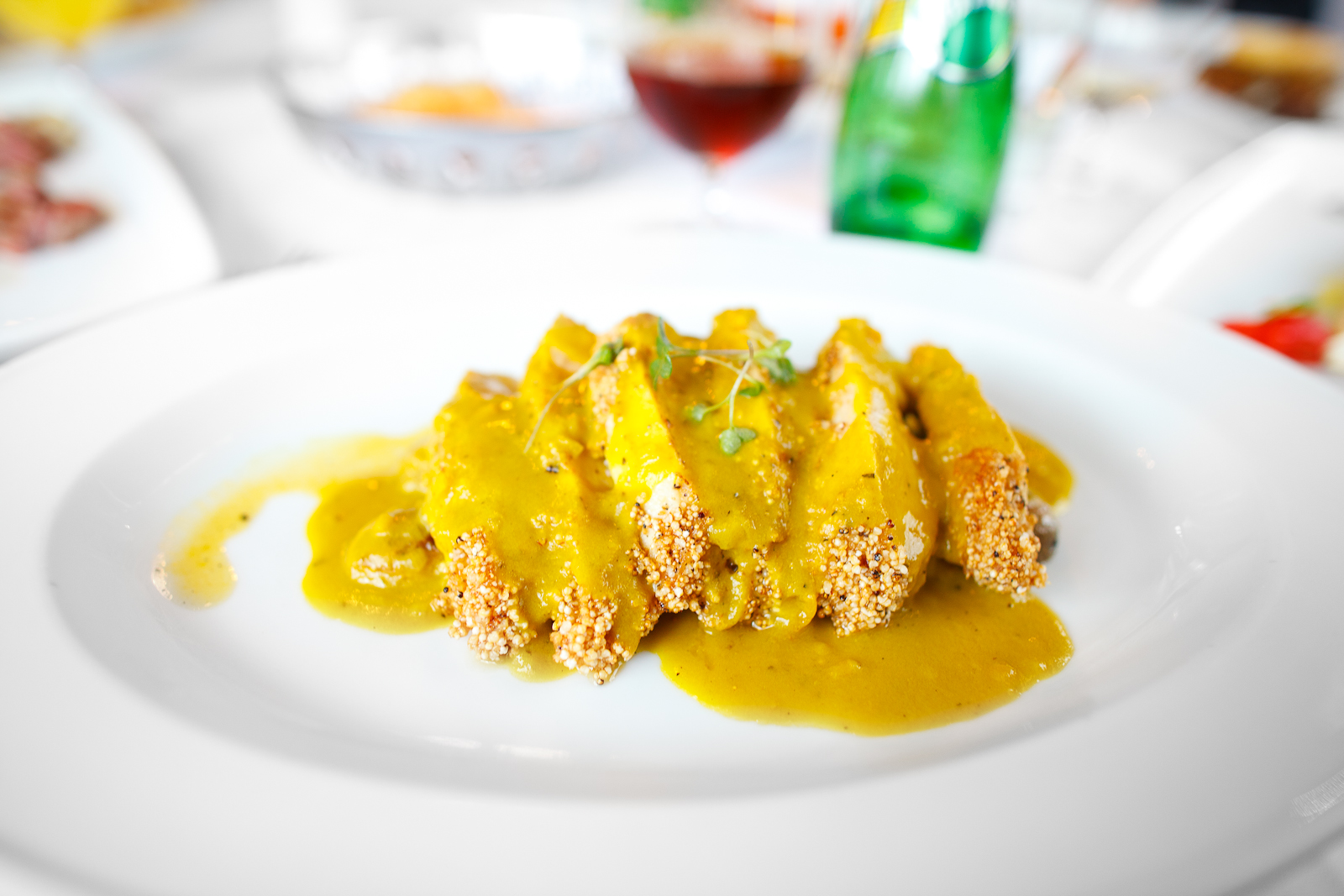 Pechuga Amaranta, en costra de amaranto, rellena de queso panela de rancho y bañada con salsa de flor de calabaza (chicken breast breaded in amaranth, stuffed with panela cheese in a zucchini blossom