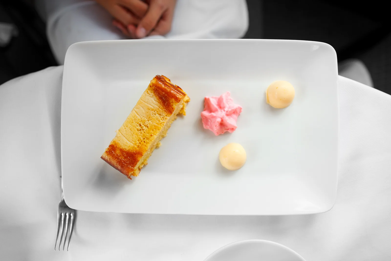 Pastel de elote, con espuma de fruta de temporada y gelatina suave de cáscara de naranja (corn cake with seasonal fruit foam and orange zest geletin) (77 MXP)