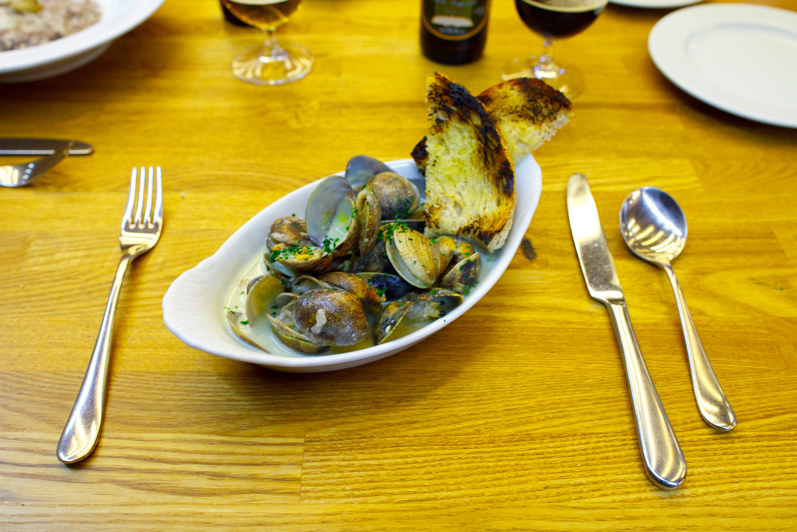 Almejas manila con poro y pancetta (manila clams with leek and pancetta) (147 MXP)