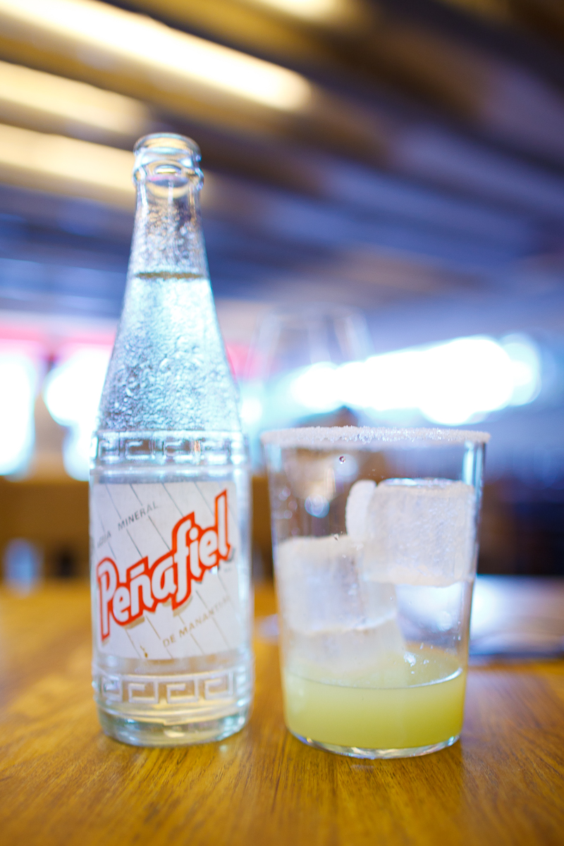 Una rusa (sparkling water, lime, and a salted glass)