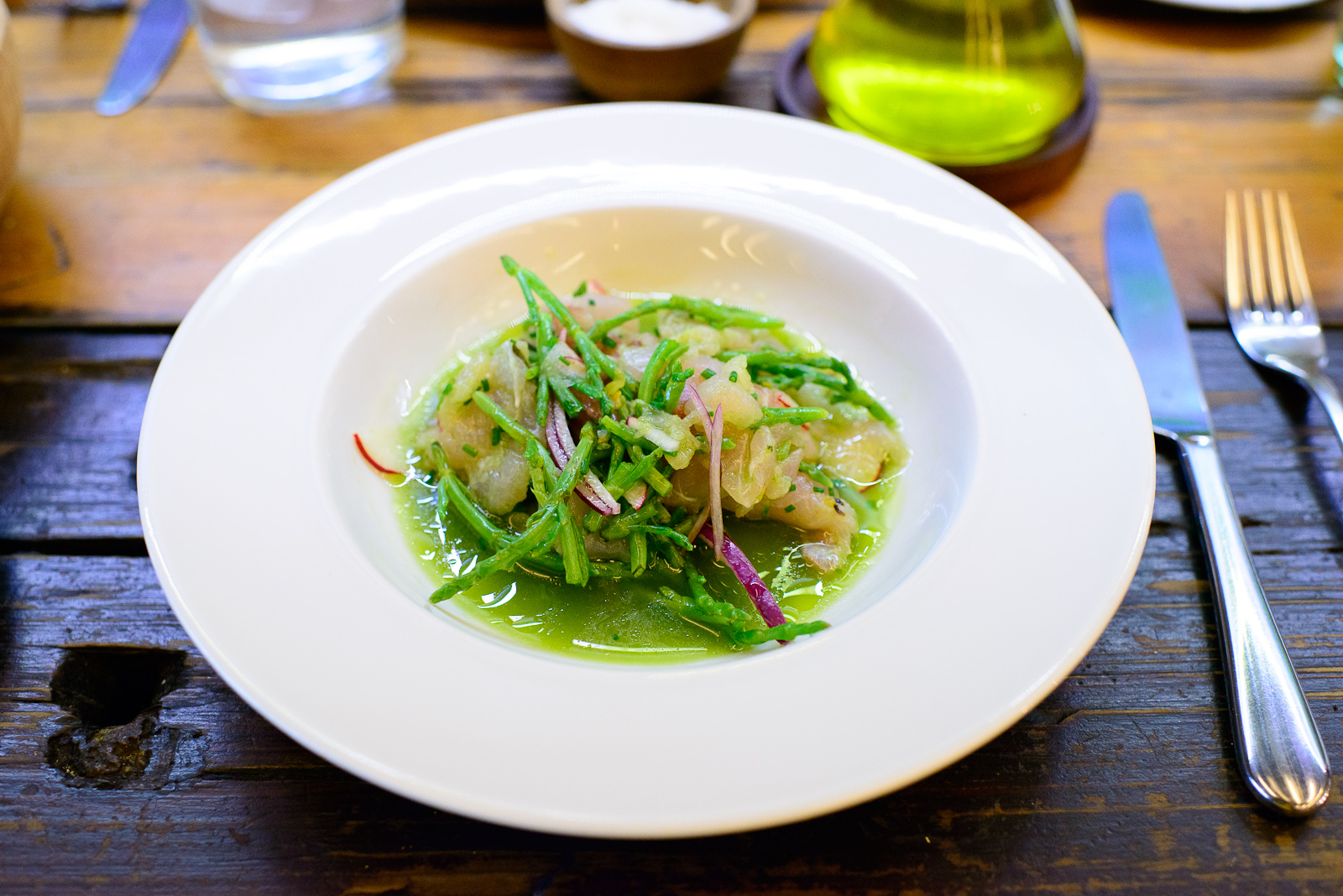 Ceviche ligero de pescado con rábano, limón salicornia, y haba