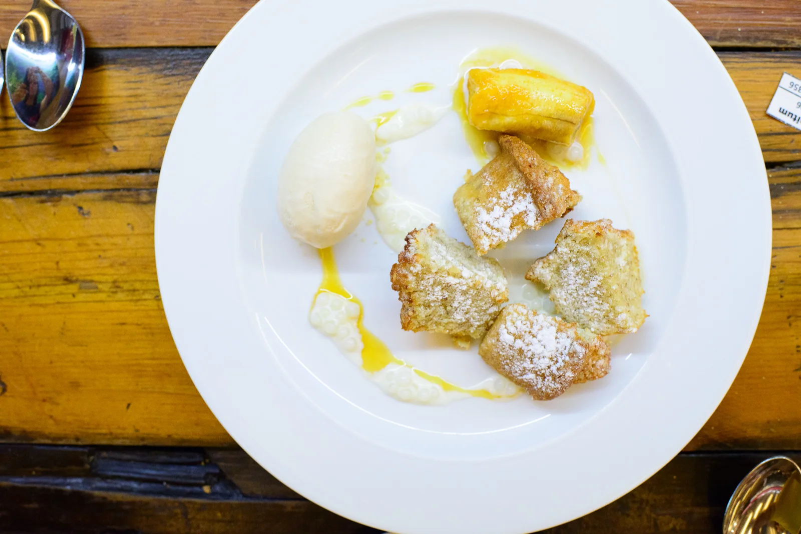 Plátano con pastel de almendra (Banana with almond tart, banana