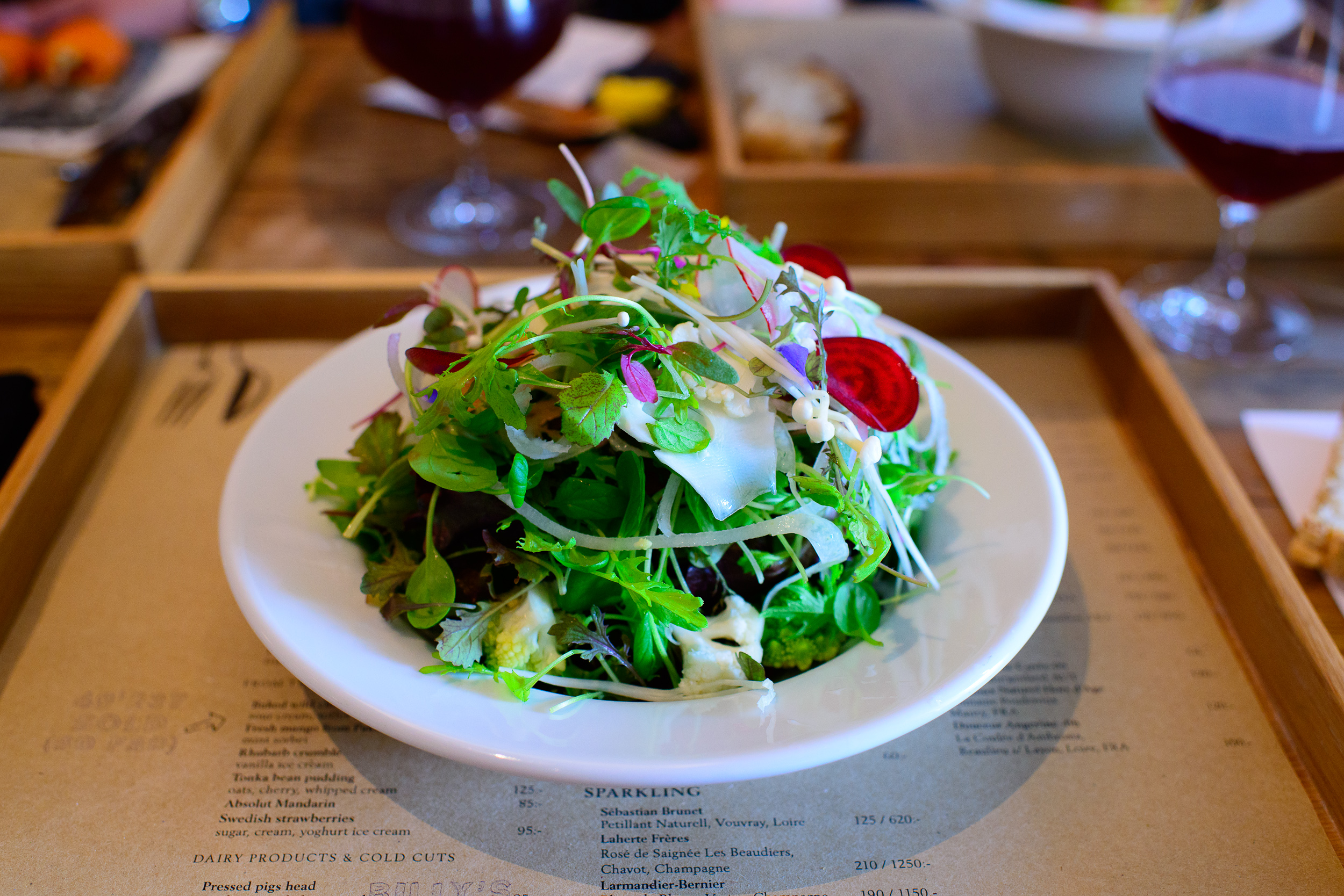 Leaves, sprouts, and herbs from Ugglarp with olive oil, vinegar,