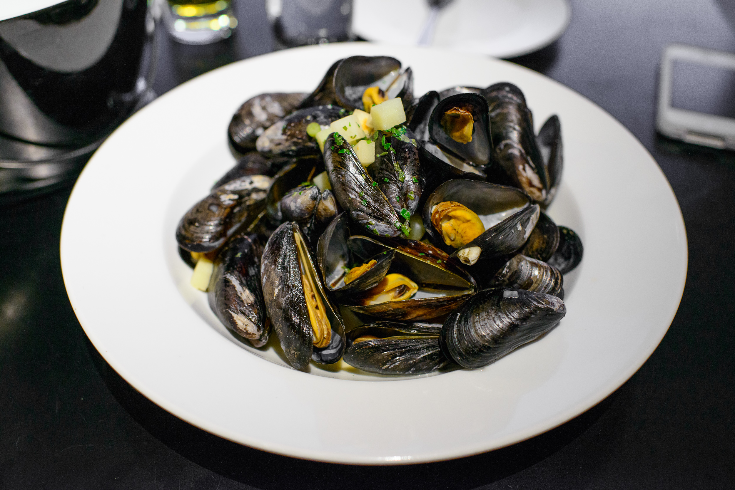 Blue mussels from Limfjorden steamed in apple cider with plenty
