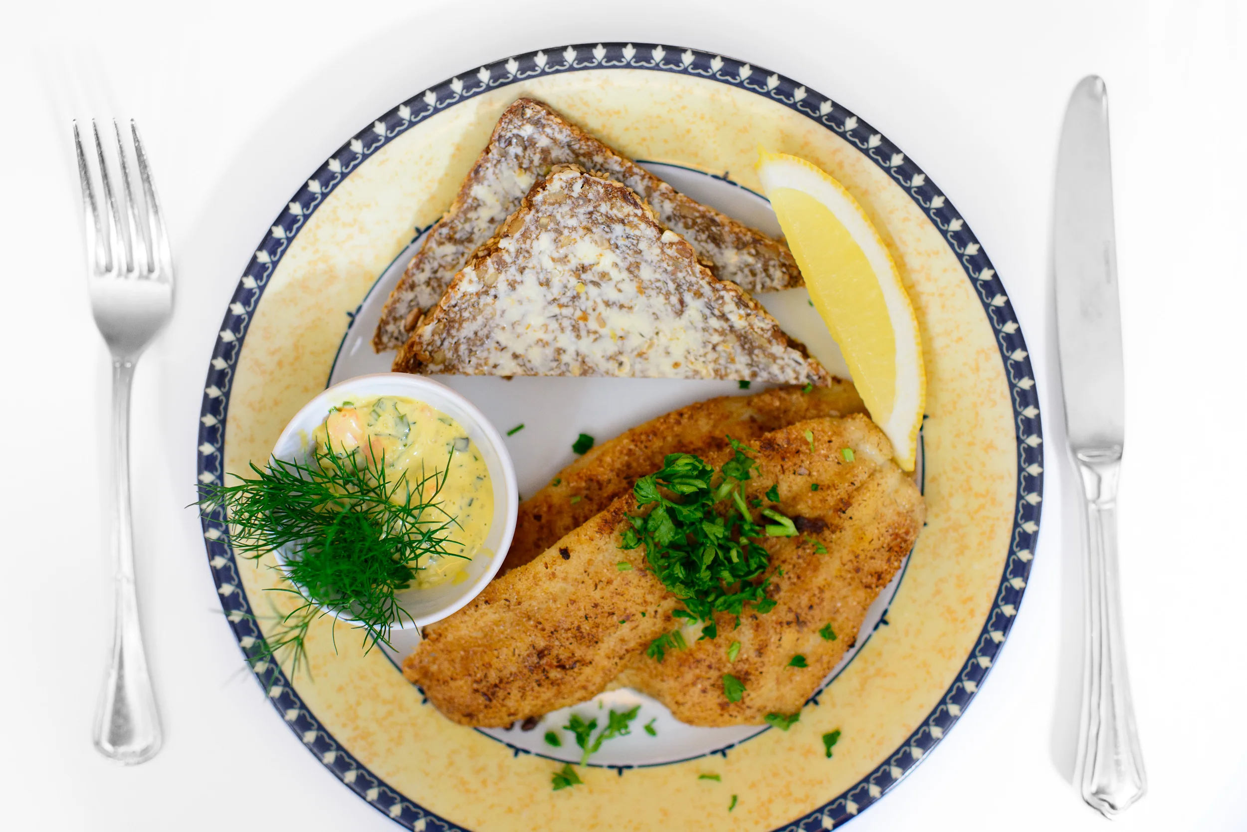 Pan-fried fillets of plaice, lemon and tartare suace