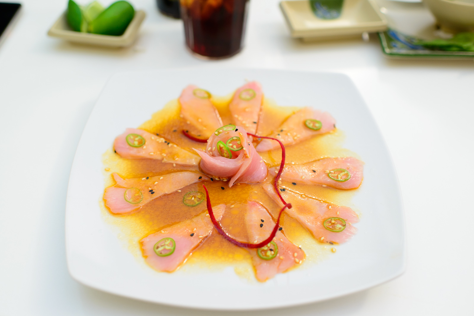 Sashimi de dorado con chile serrano ($75 MXP)