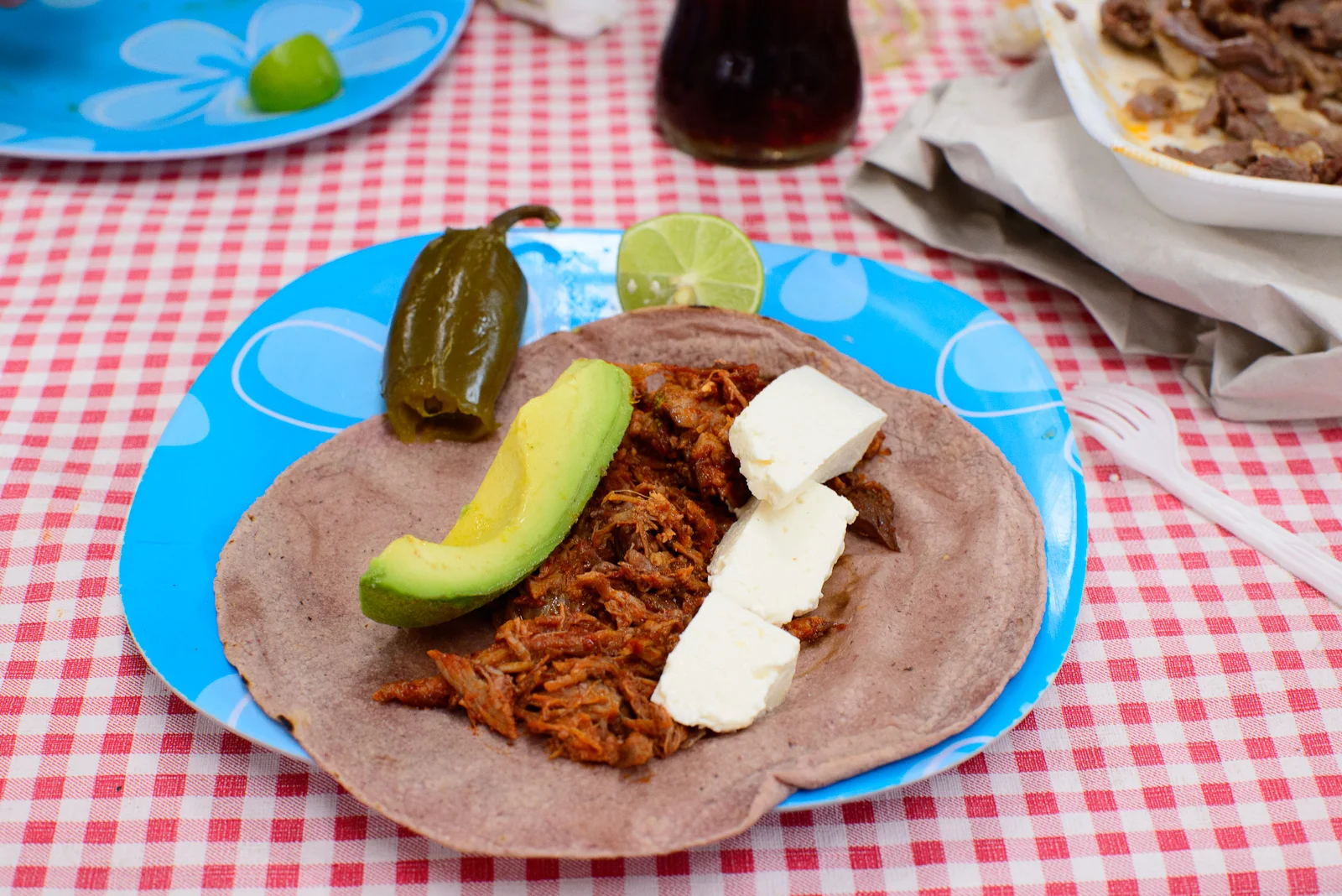 Taco de barbacoa, aquacate, y queso fresco