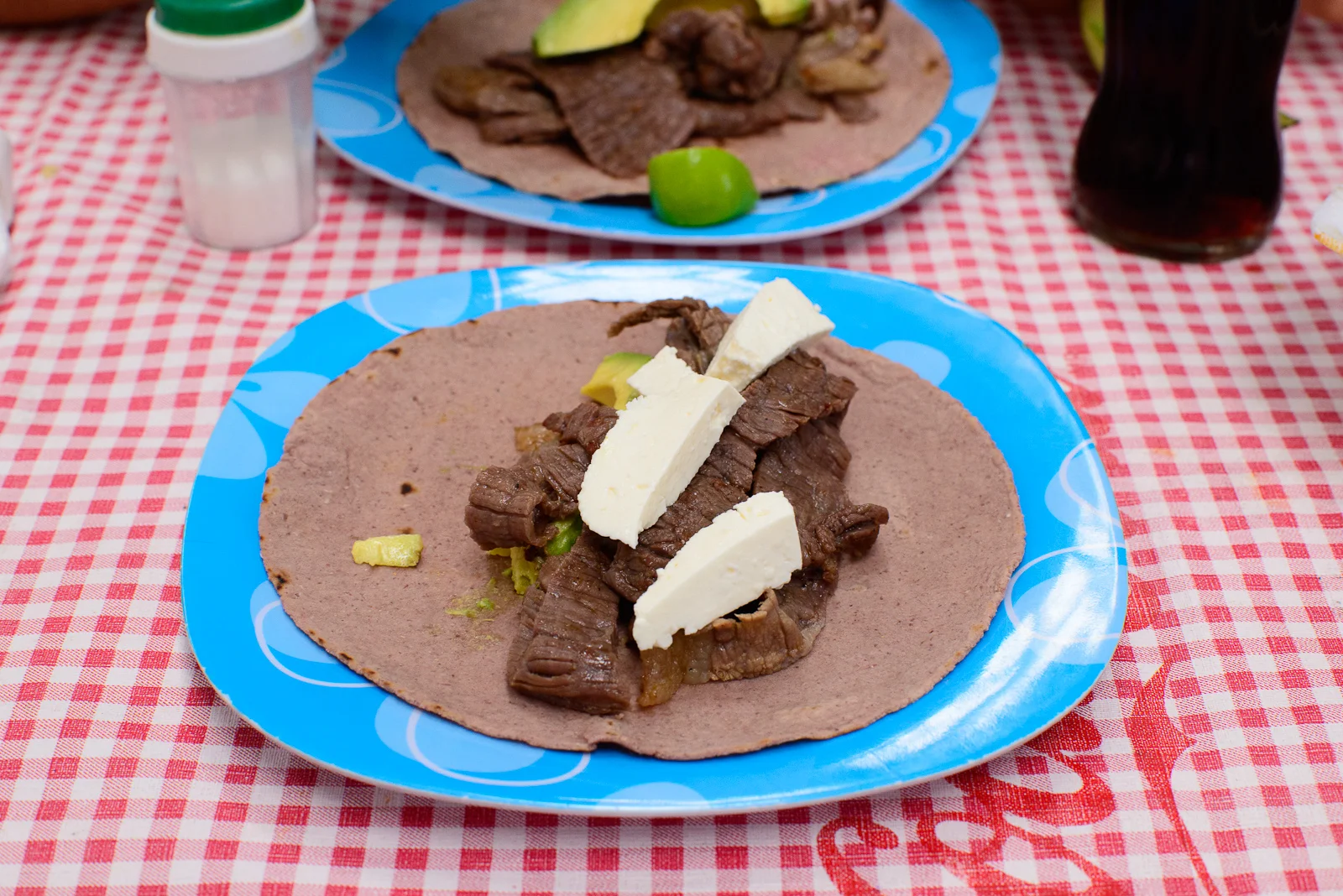 Taco de cecina, aquacate, y queso fresco