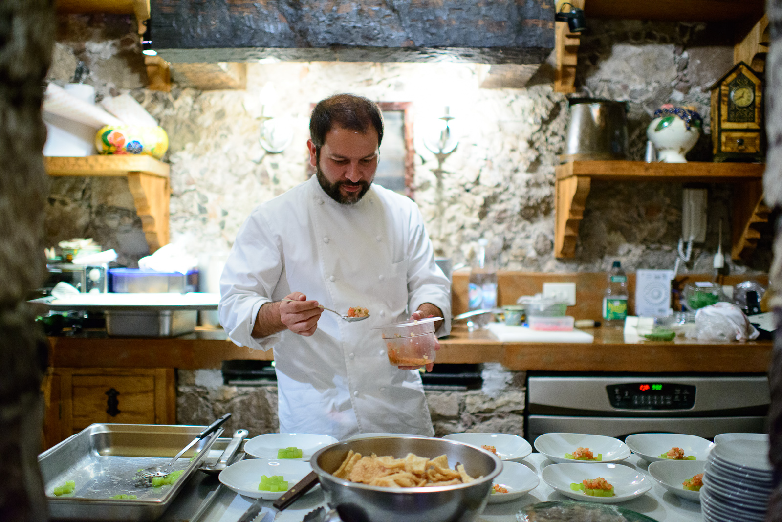 Finishing touches on the 1st course: ensalada de xoconostle con