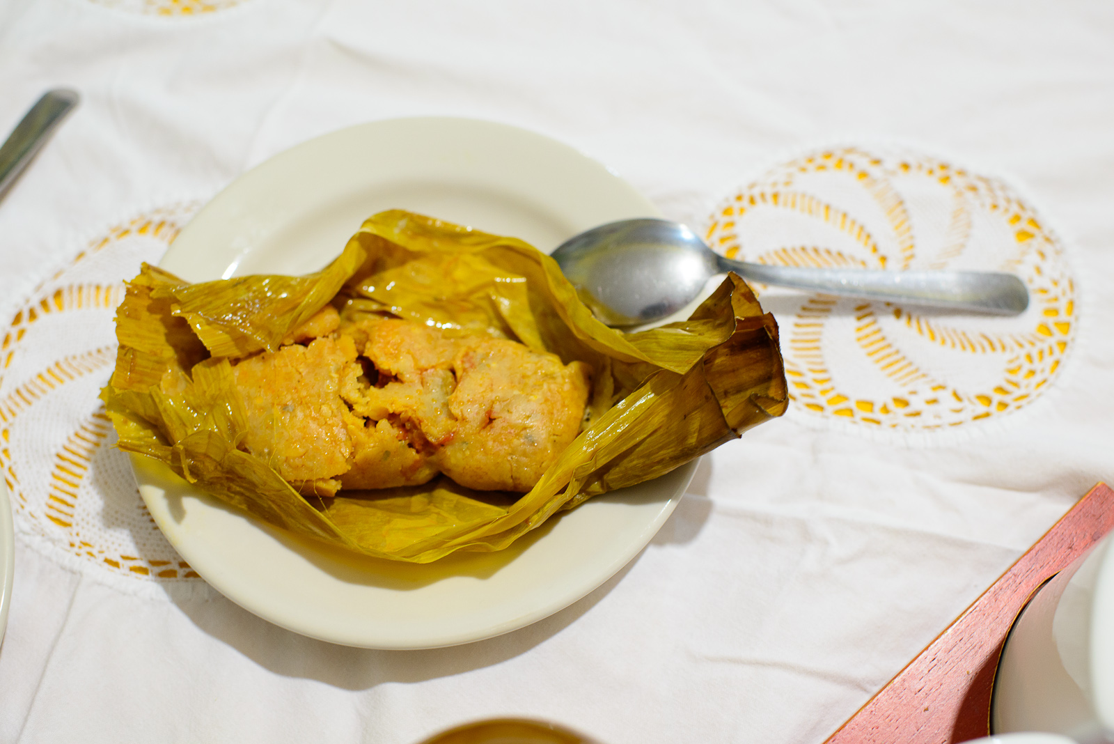 Tamal de cambray de Tehuantepec con aceitunas, ciruelas (Chicken