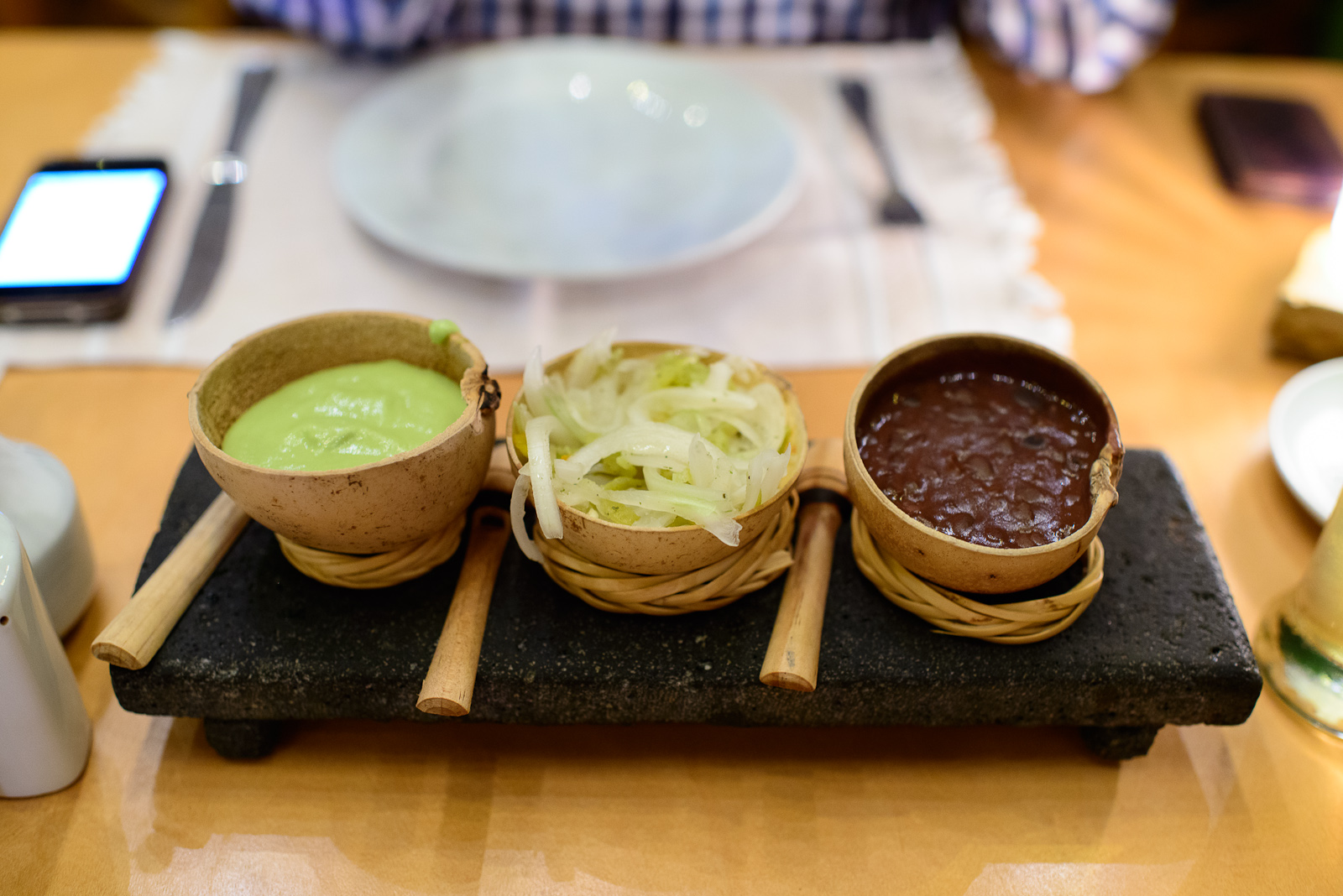 Salsas - chile con limón, cebolla con chile, frijoles refritos