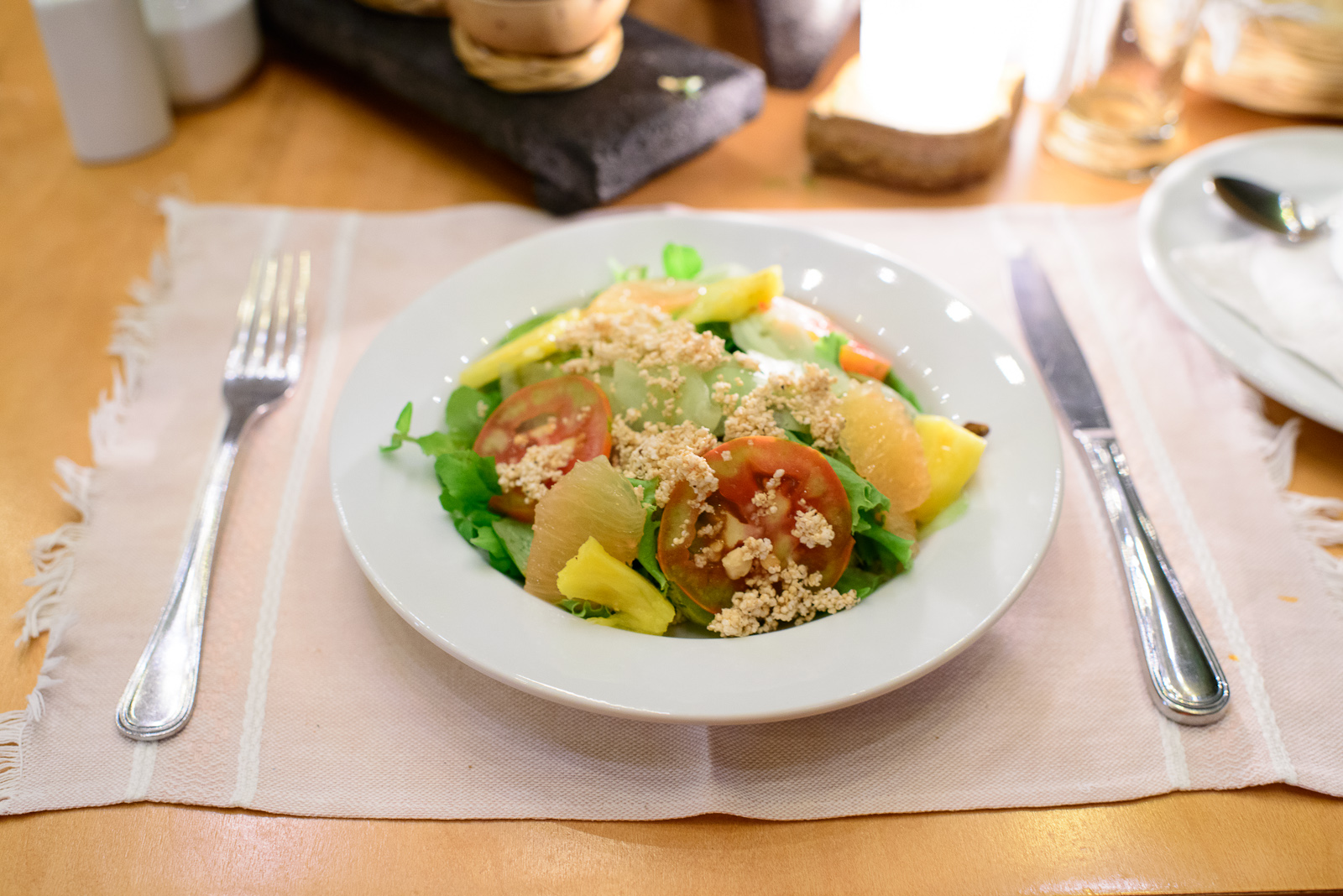 Ensalada de pepino, berros, piña, toronja, y jitomate con vinag