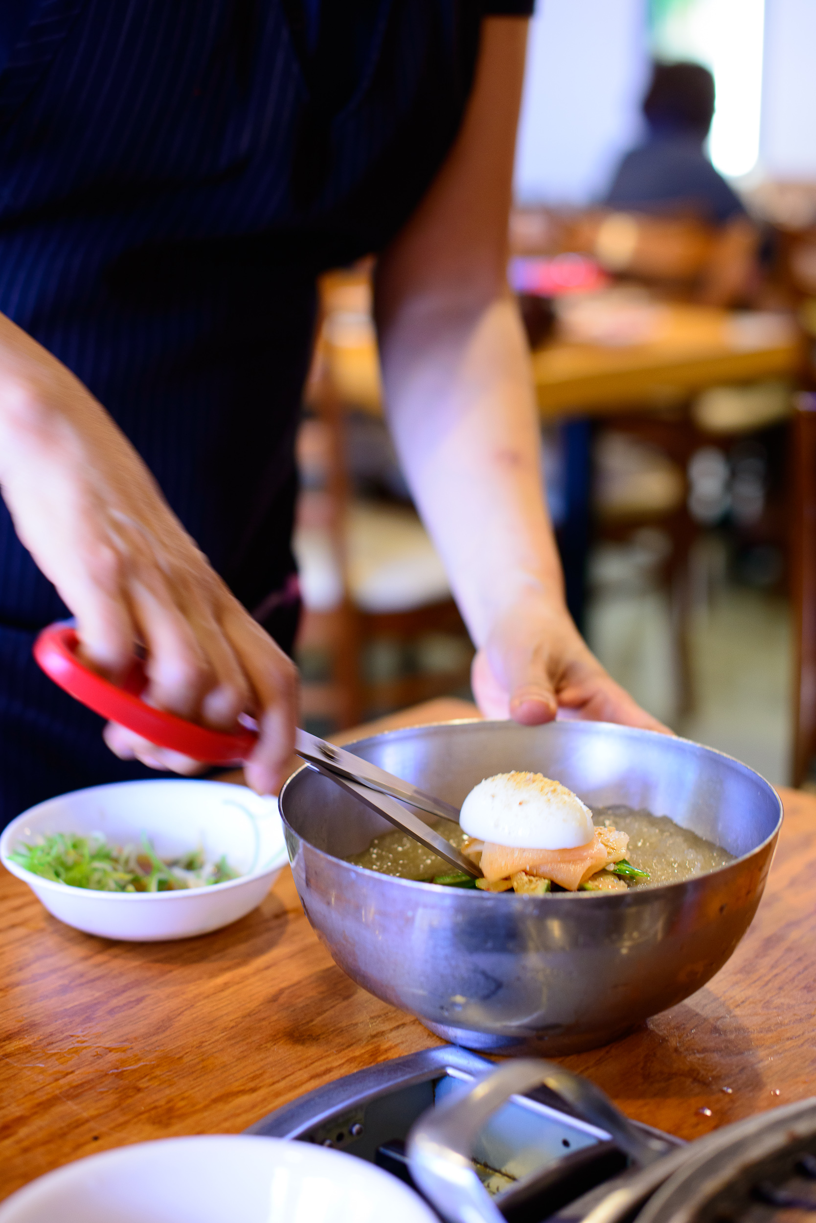 Cutting the arrowroot noodles