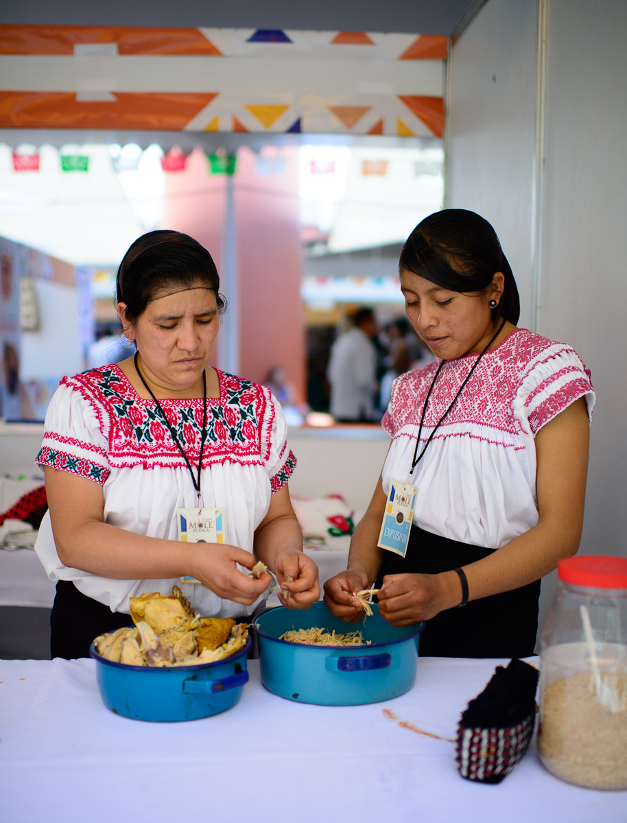 Las mujeres de Pahuatlán, Puebla, deshebrando el pollo