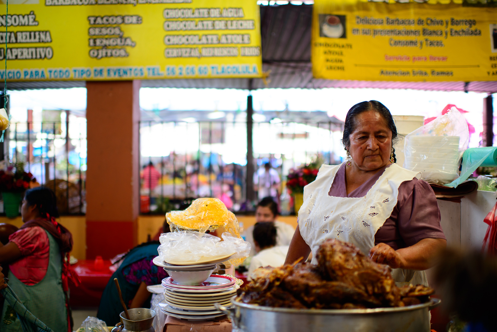 Mujer vendiendo barbacoa