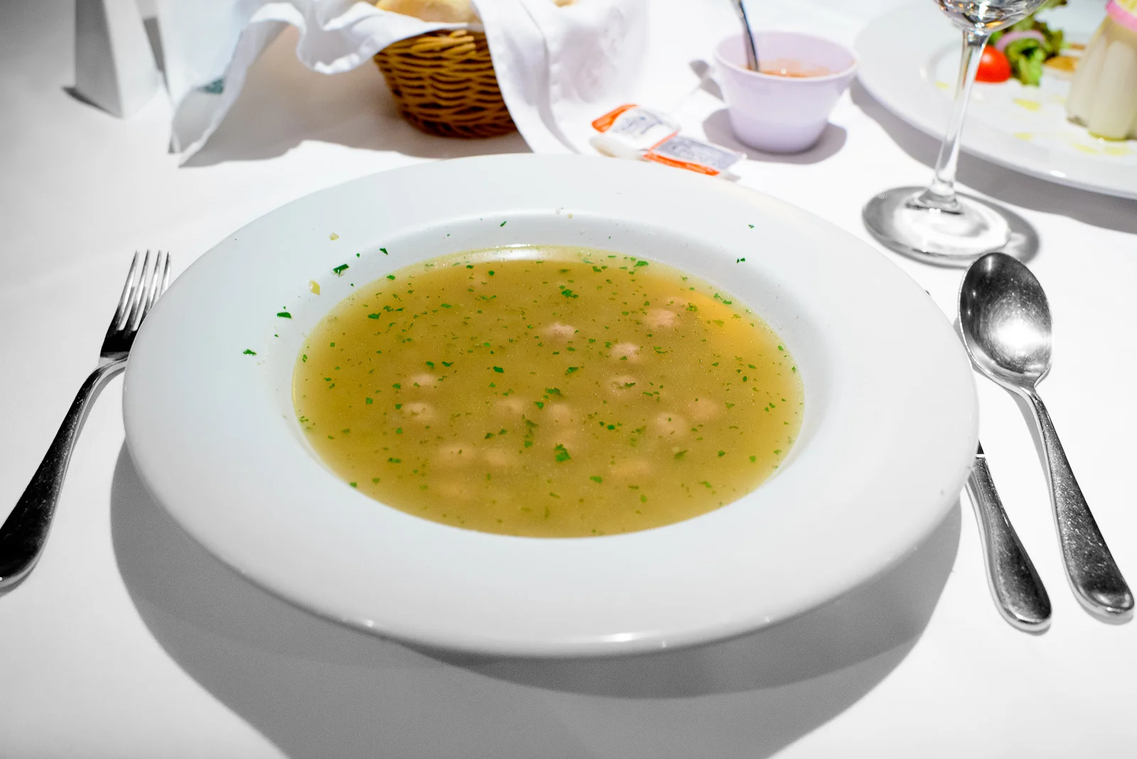 Sopa de bolitas de carne con cebada perla, apio, y herez (Meatba