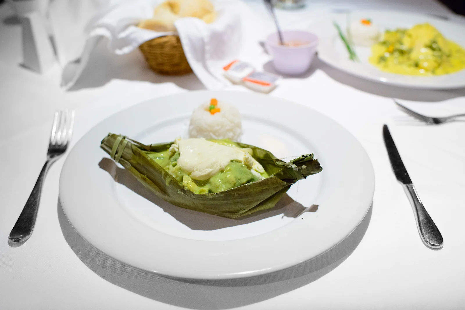 Filete de bagre en hoja santa empapelado con rajas y crema (Fill