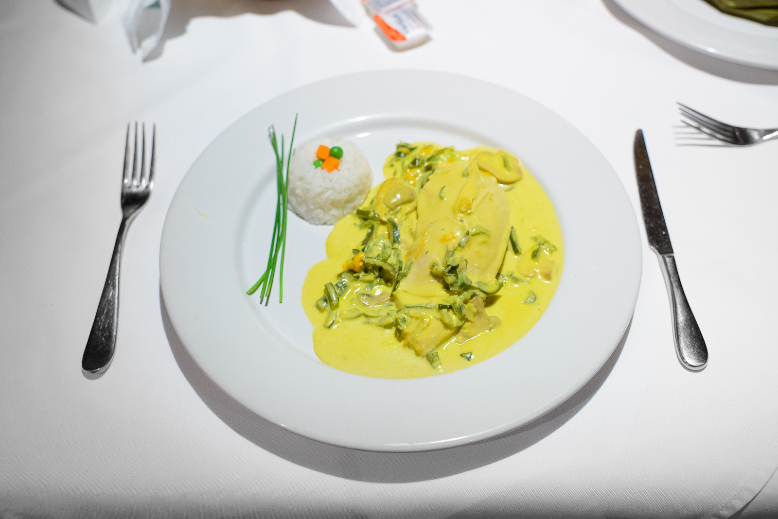 Pechuga poblana con rajas y champioñes en salsa de flor de cala