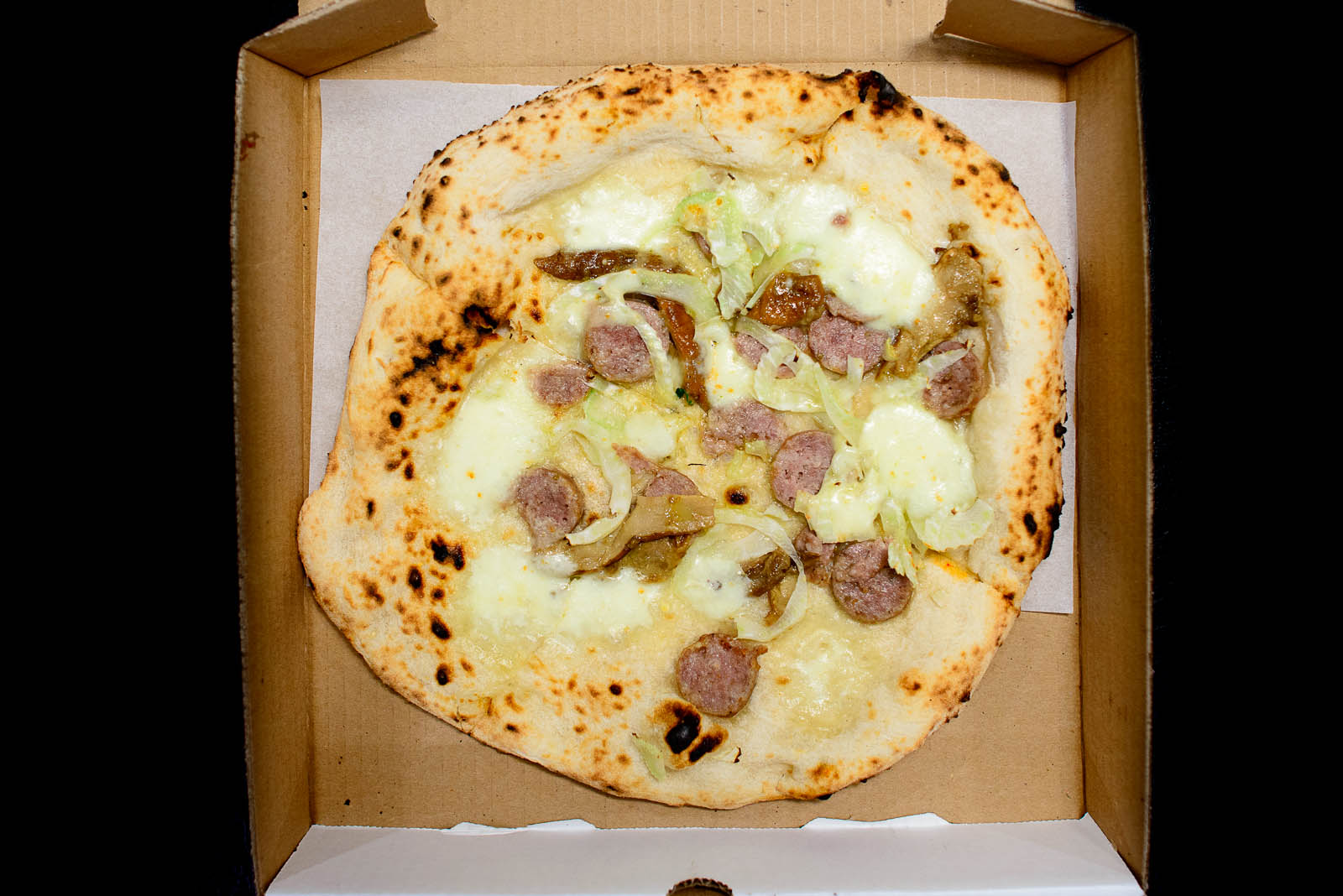 Pizza del giorno - mozzarella, leek, sausage ($15)