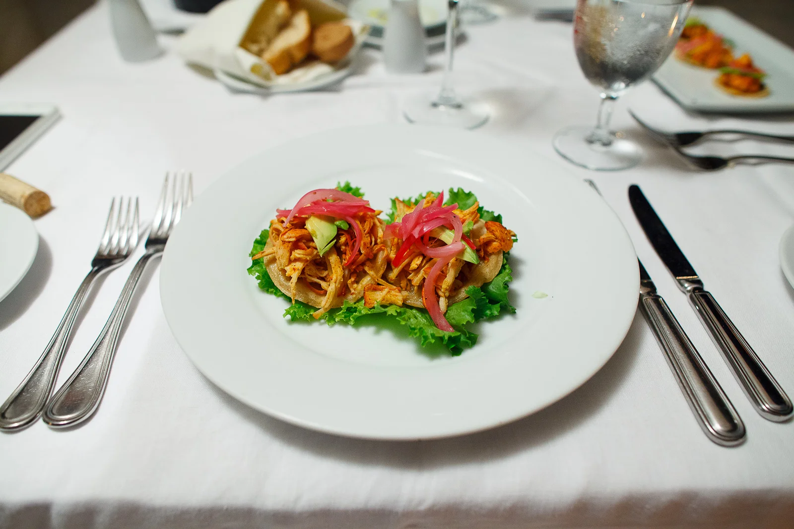 Salbutes - pechuga de pollo marinado con achiote montado en tort