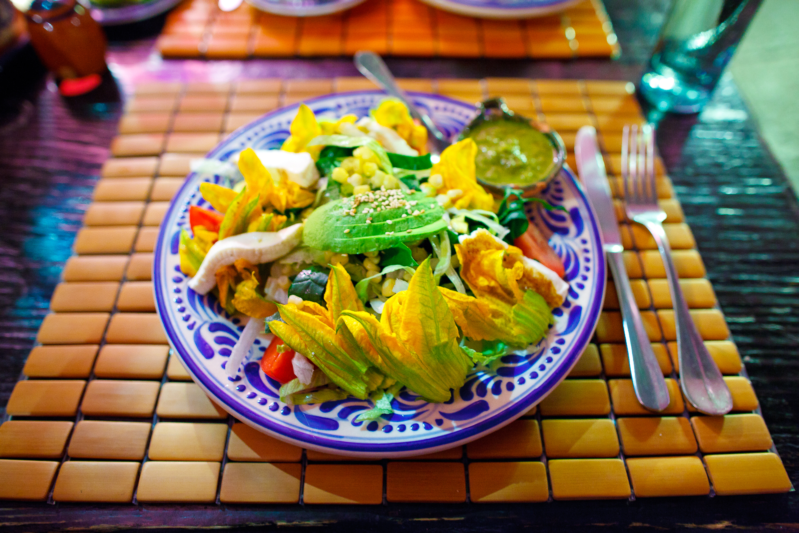 Ensalada de flor de calabaza - lechuga, espinaca, flor de calabaza, queso panela, elote, y aderezo de cilantro (Squash blossom salad with lettuce, spinach, panela 