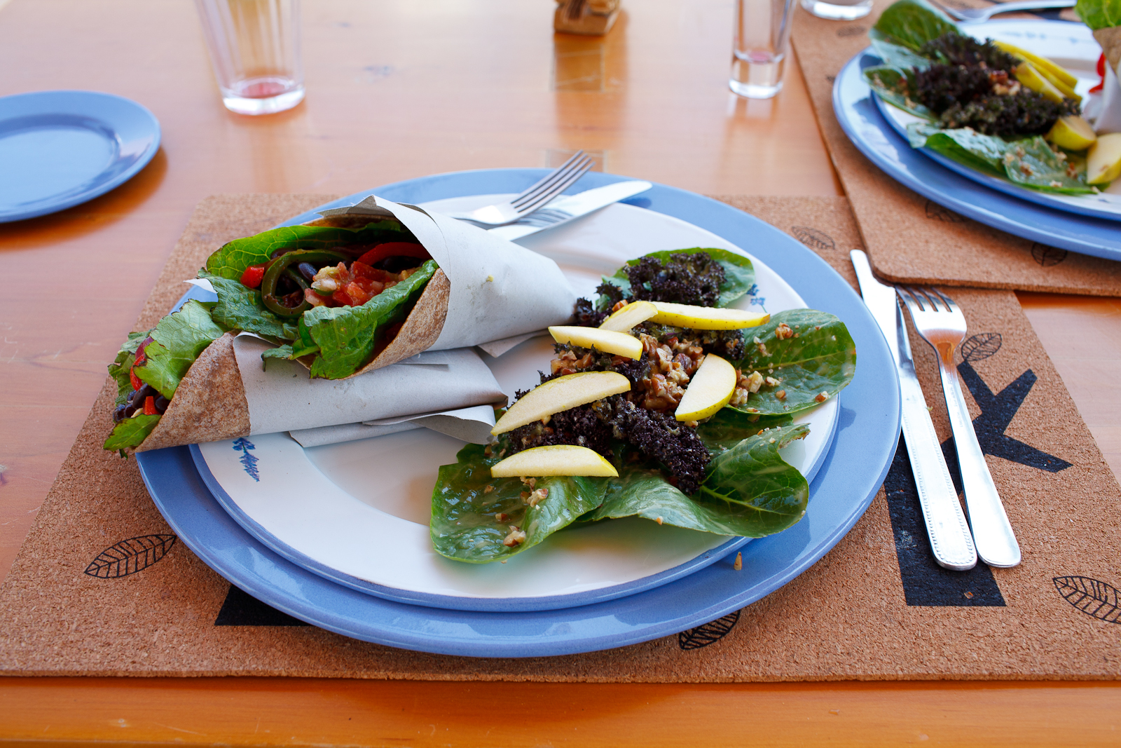 Burritos de verdura orgánica con ensalada de nuez