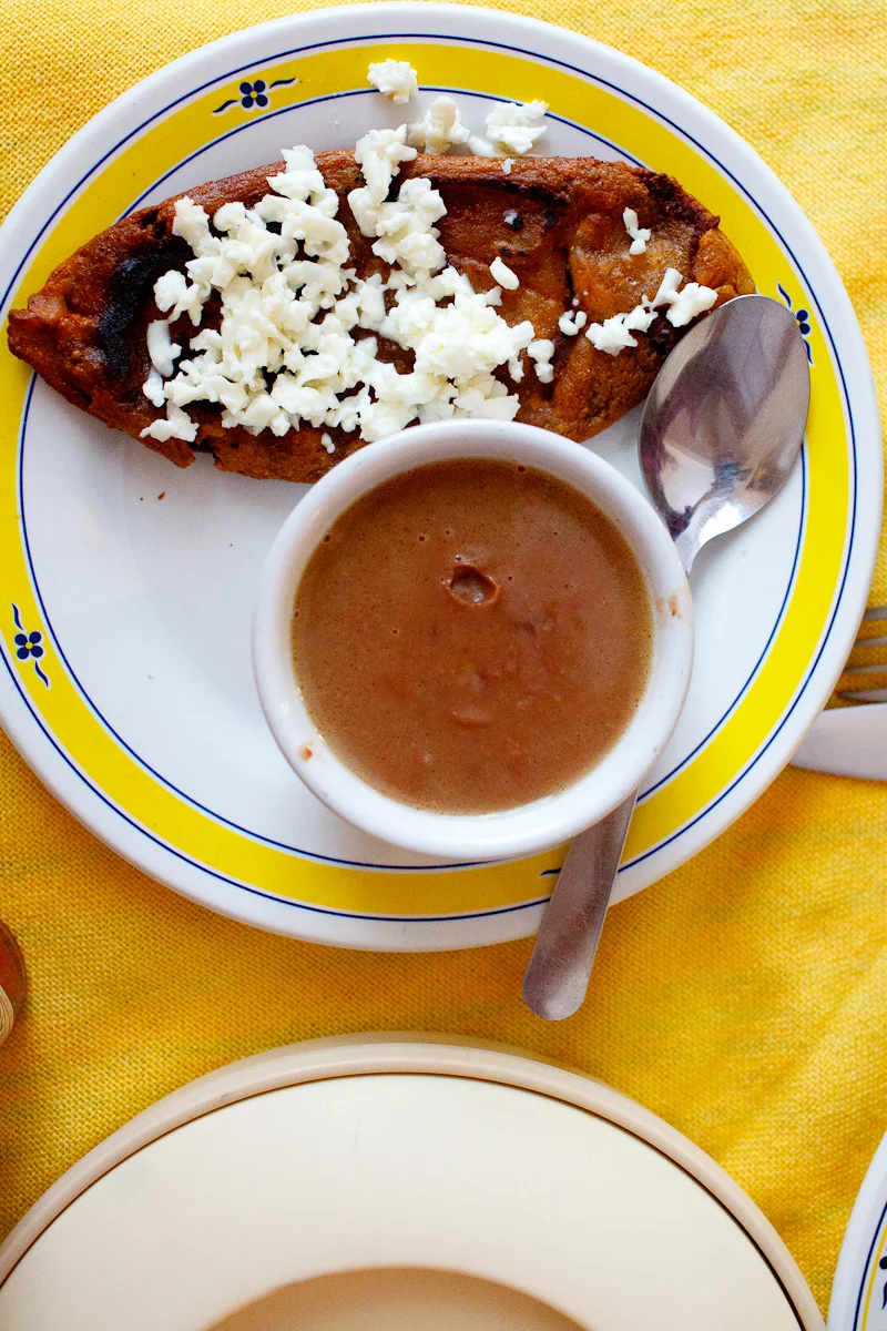 Tlacoyo con frijol