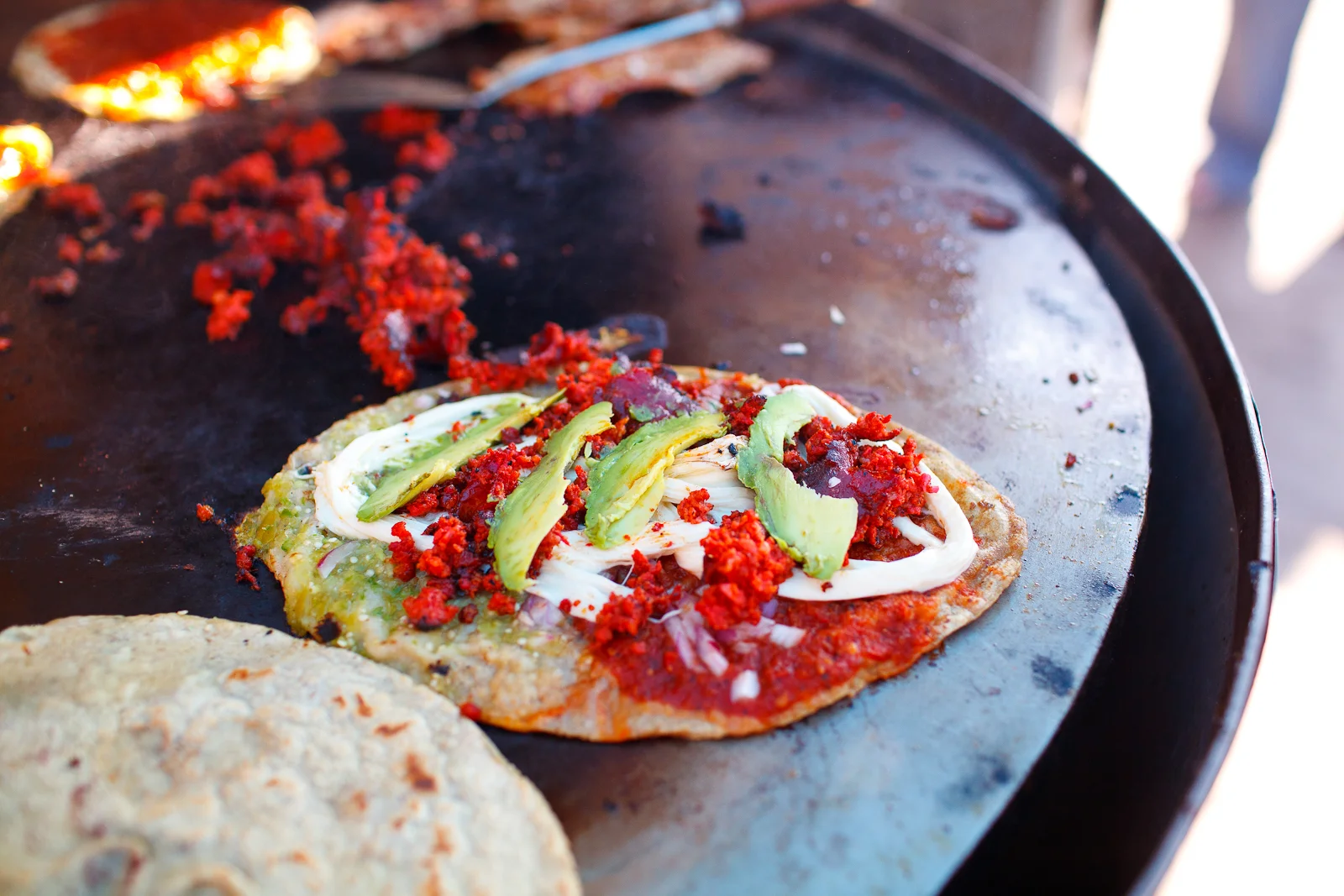 Tlacoyo de bandera con aguacate