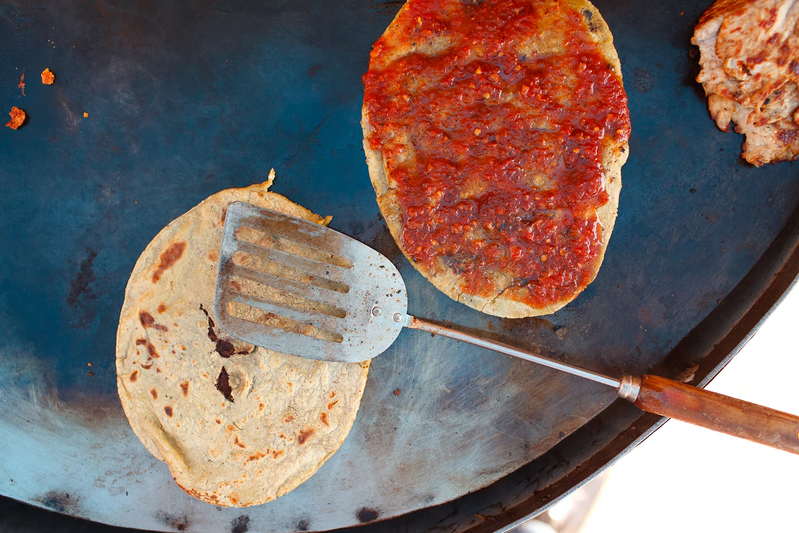 Tlacoyo de salsa rojo