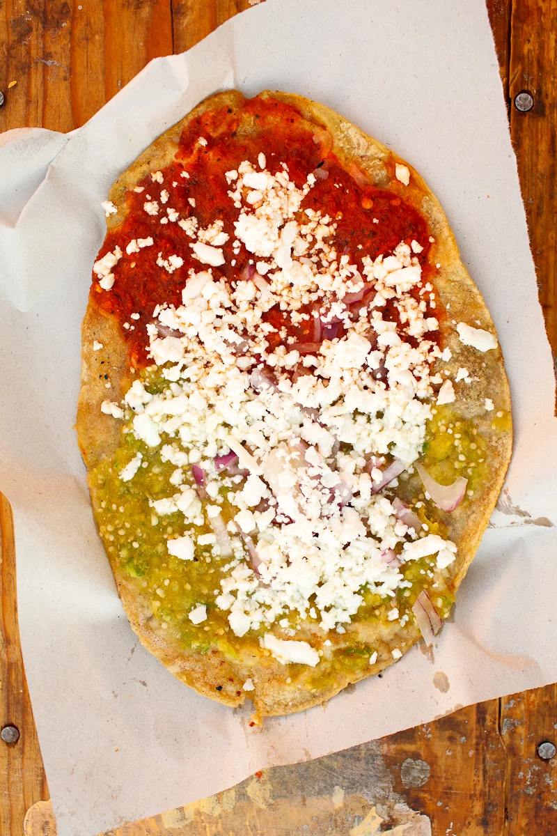 Tlacoyo de bandera con queso fresco