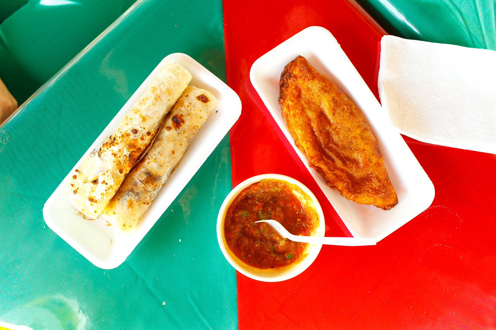 Burrito de machaca y empanada de carne deshebrada