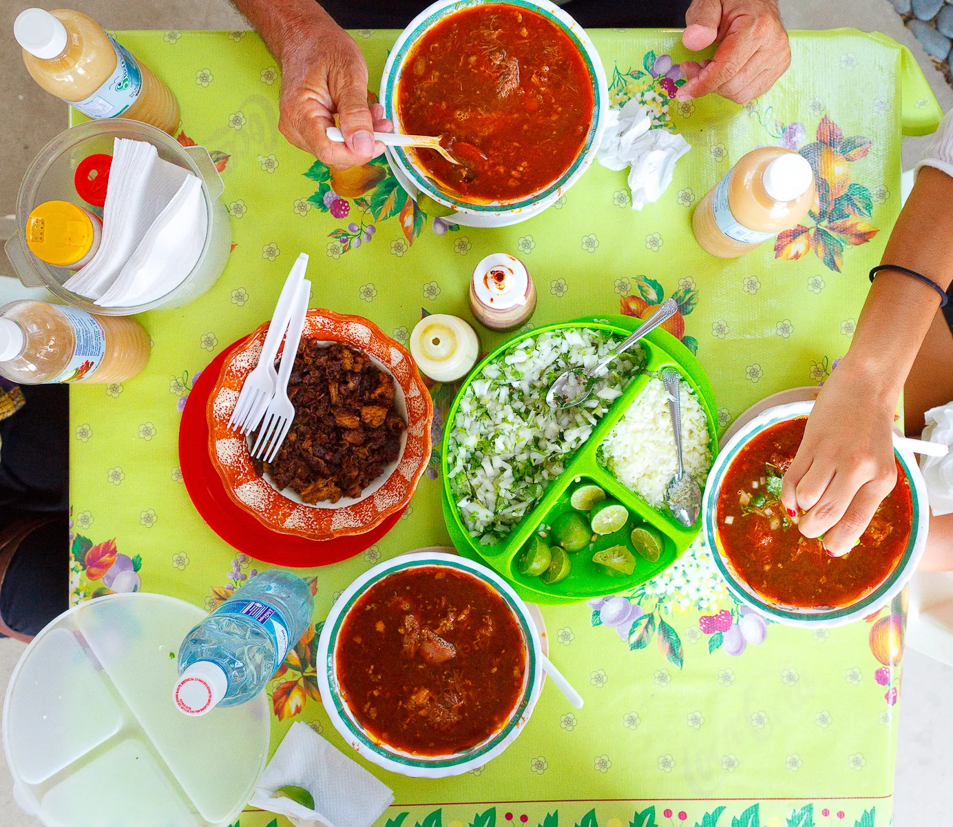 La mesa llena de comida