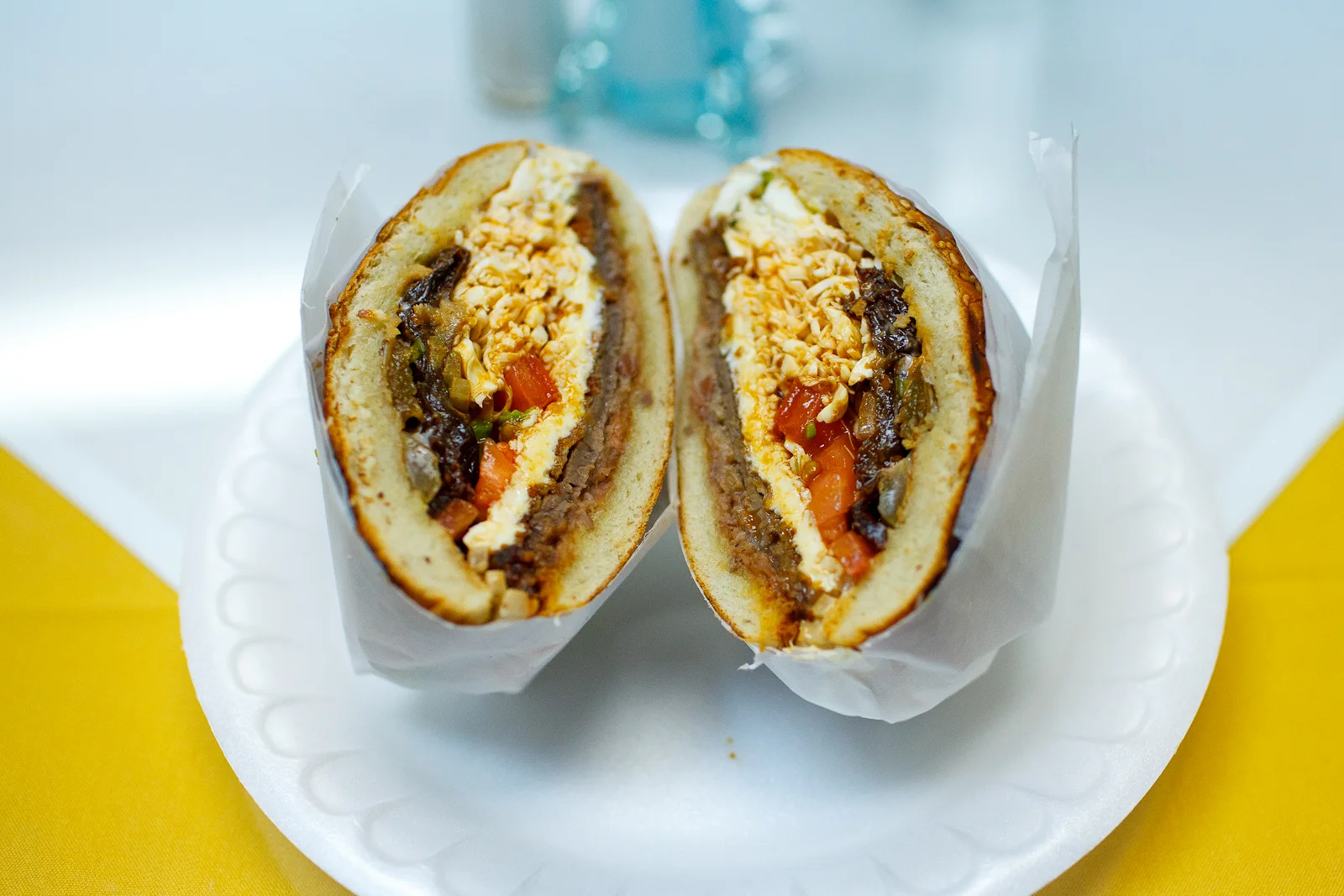 Cemita de milanesa con frijol
