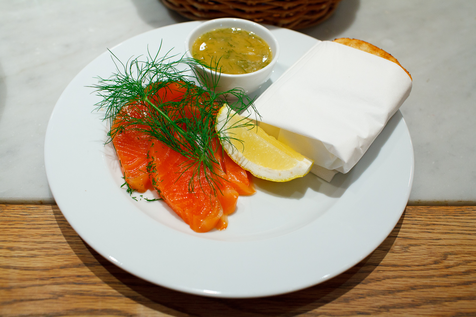 Gravad Lax - Cured salmon served with sweet mustard sauce and toast (182 kr)
