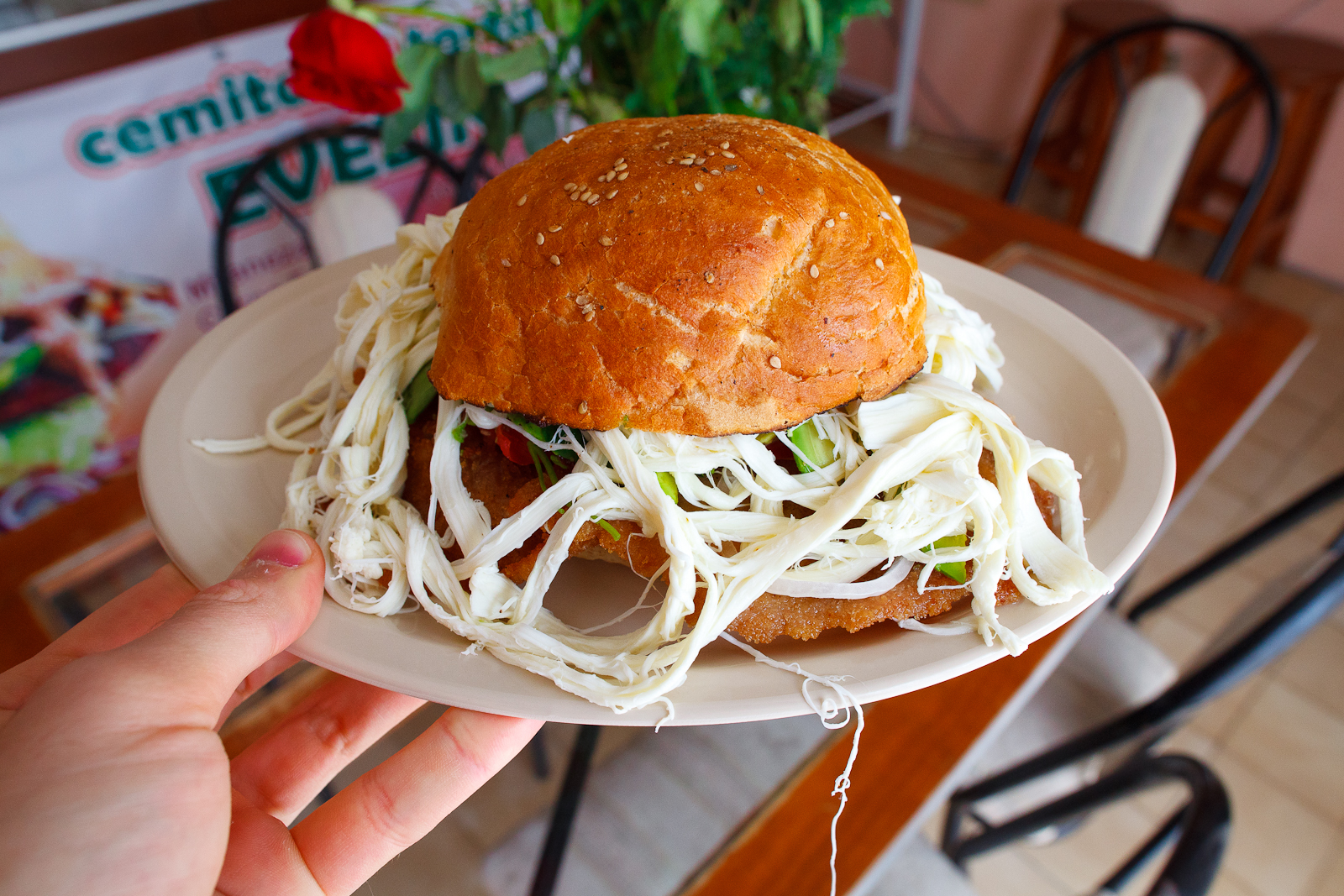 Cemita de milanesa con chipotle y frijol (35 MXP)