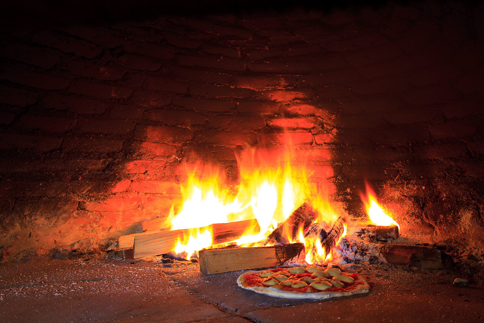 Pizza margherita blistering in the wood-burning oven (60 MXP)