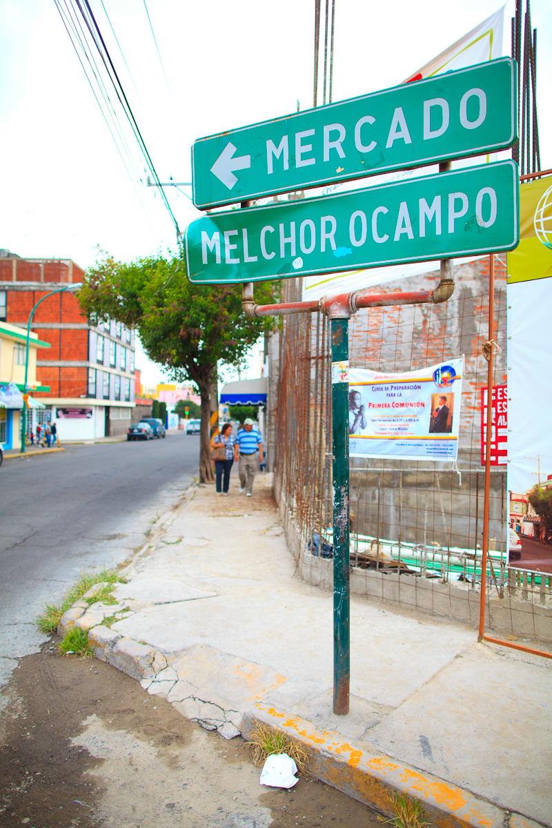 The most important sign you will see in Mexico. (This way to the market.)