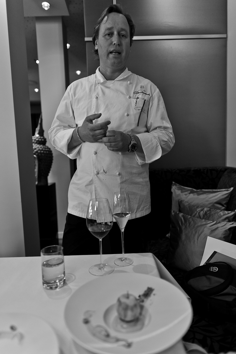 Chef Thomas Bühner explaining his Gravensteiner apple