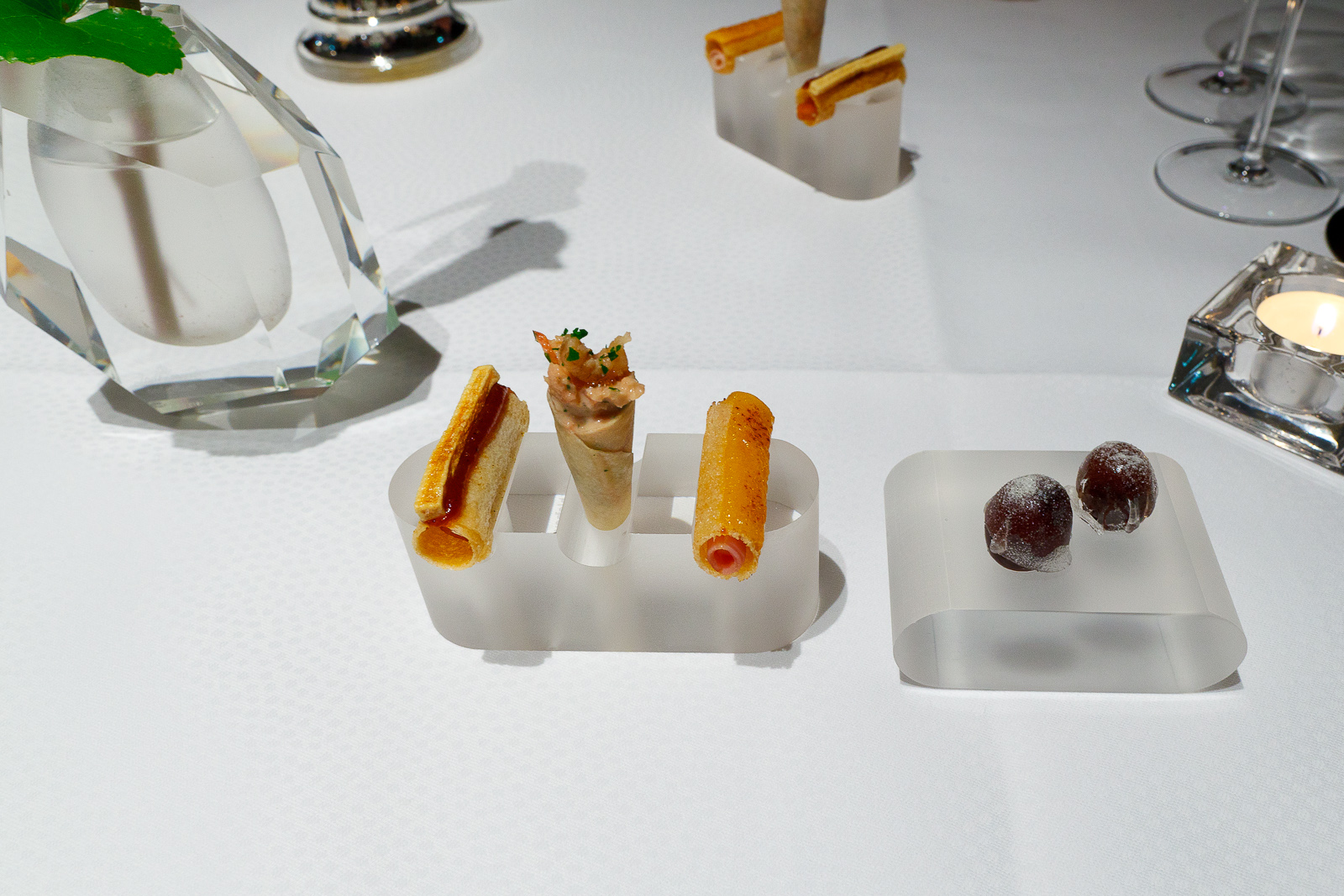 Amuse bouche: caramelized kalmata olive, toast hawaii, crabs from Büsum, VW - curry sausage
