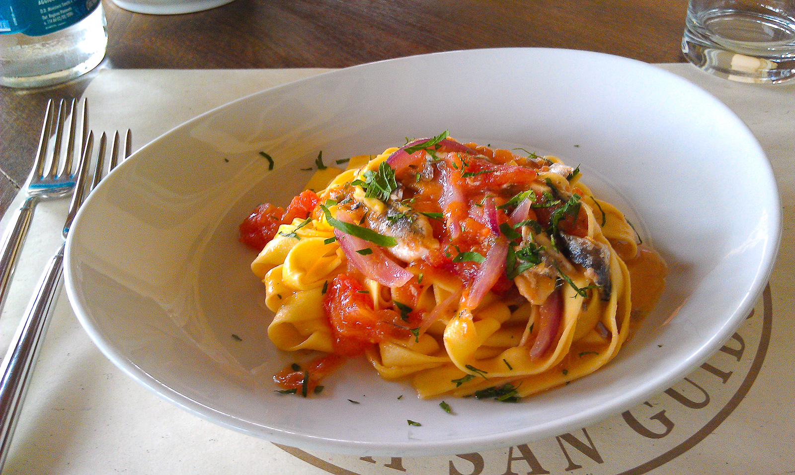 Tagliatelle alici, cipollotti e pomodorino fresco