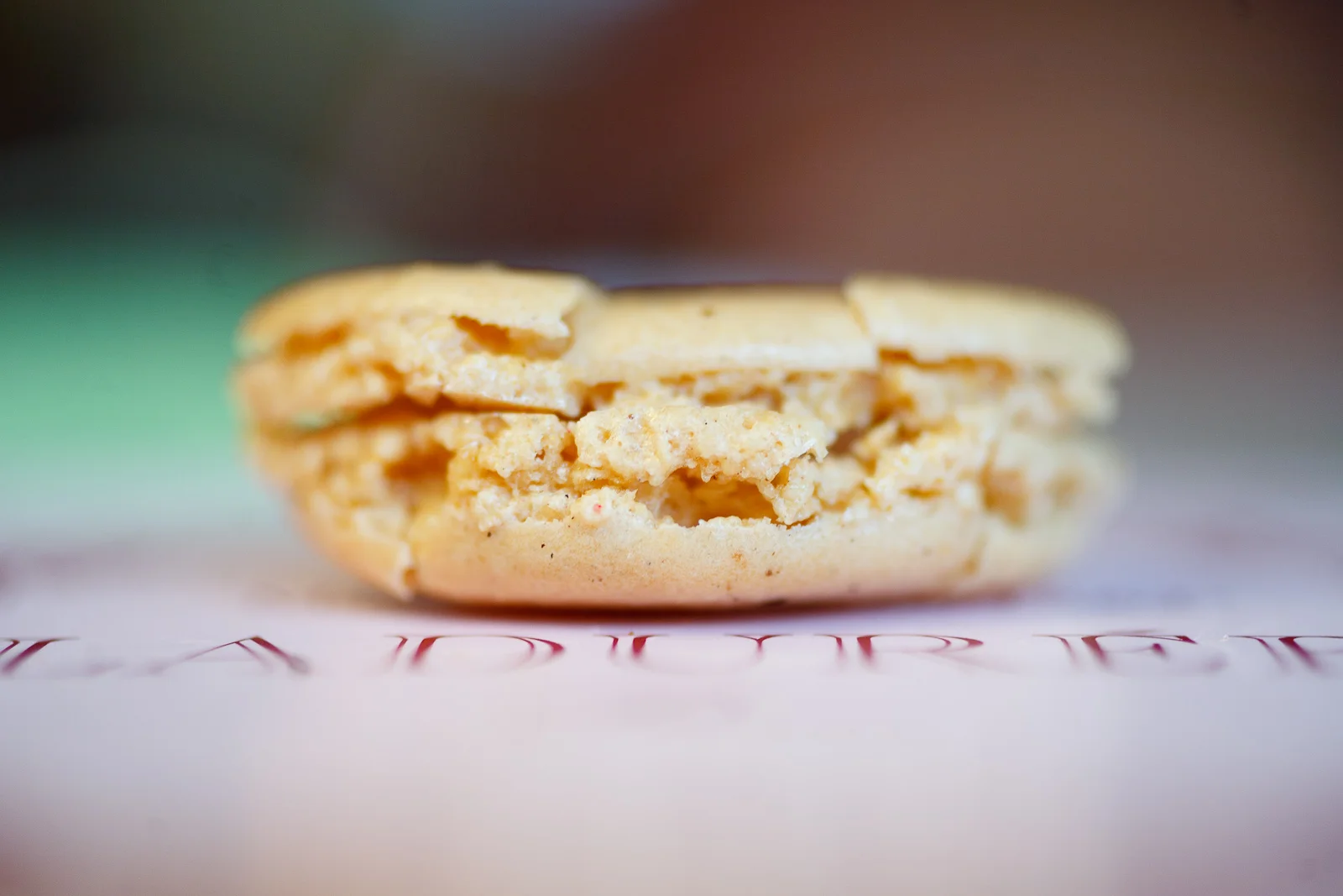Macaron à la vanille (vanilla), crumbled